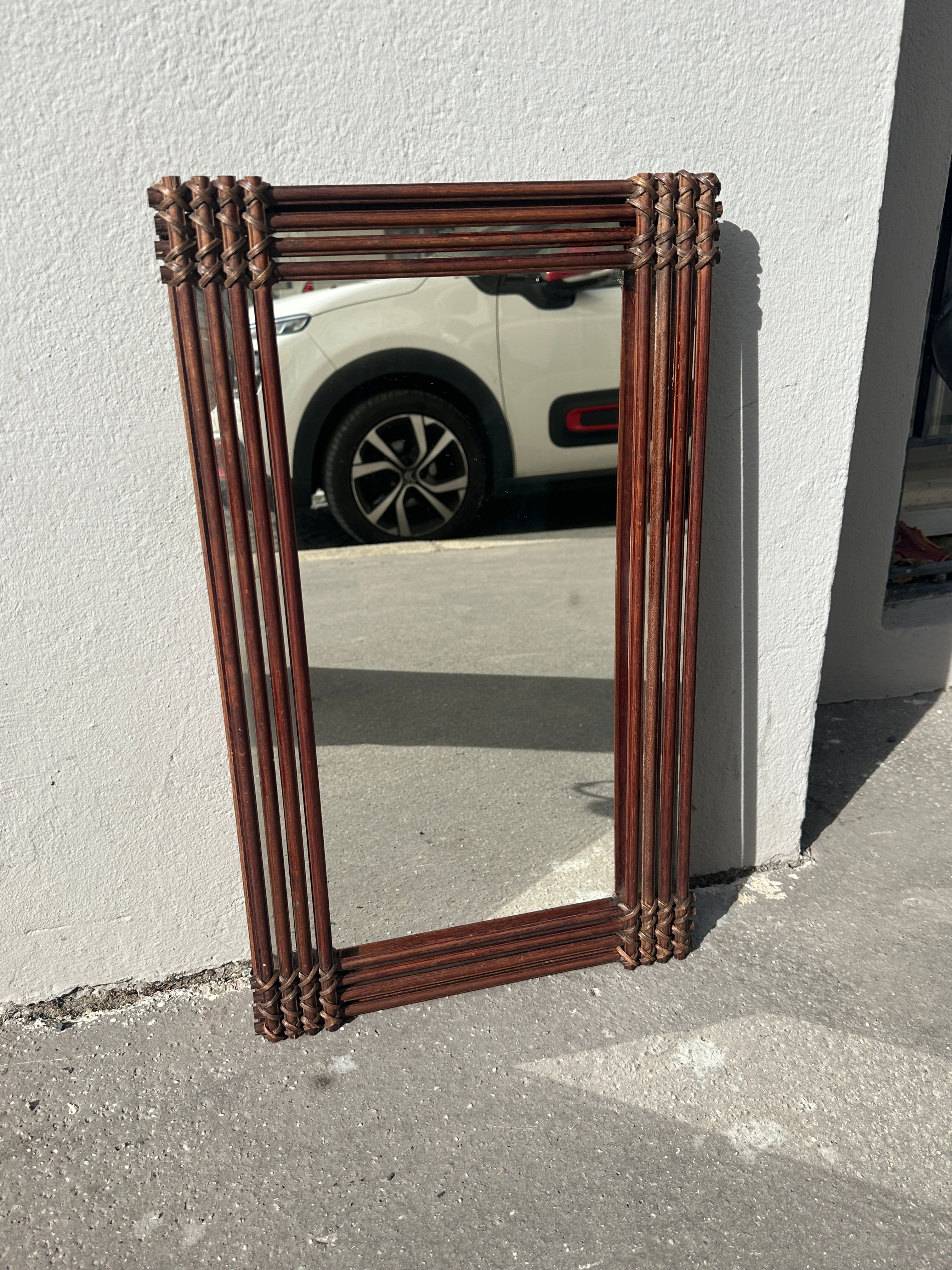 Vintage Wandspiegel mit geflochtenem Rattan-Rahmen