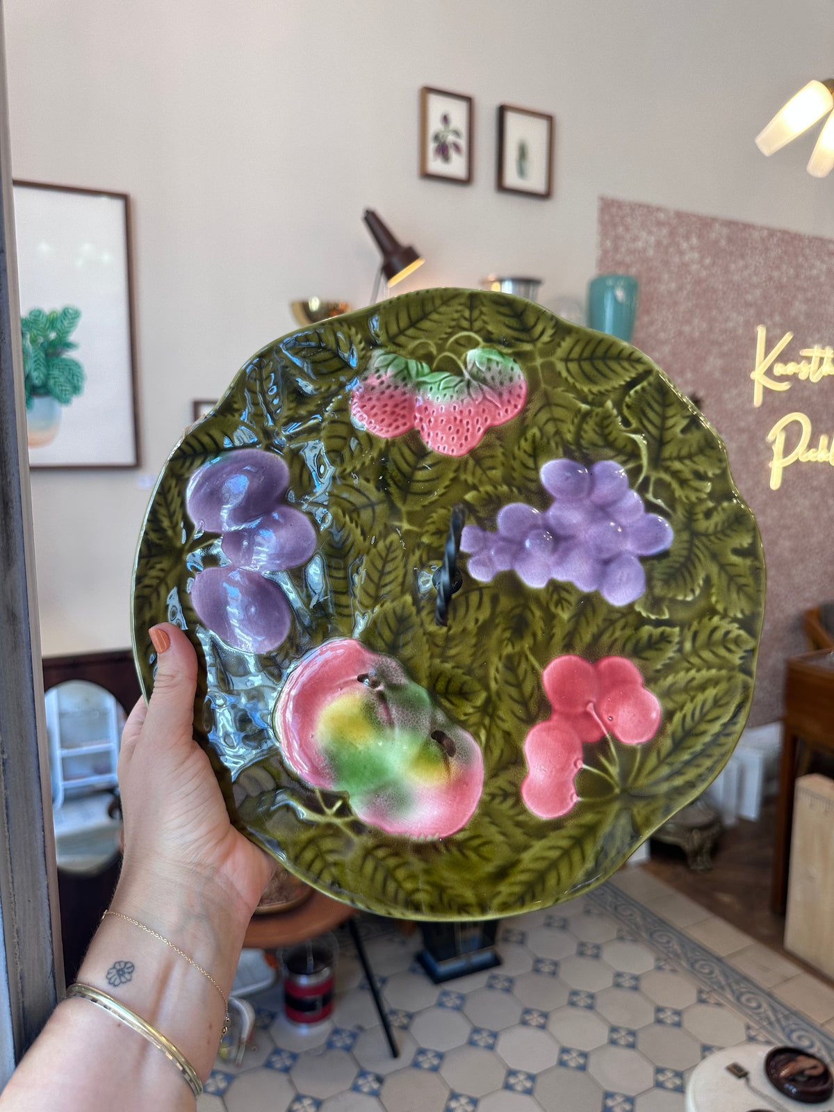 Vintage Käseplatte aus Keramik mit sommerlichem Früchtemotiv