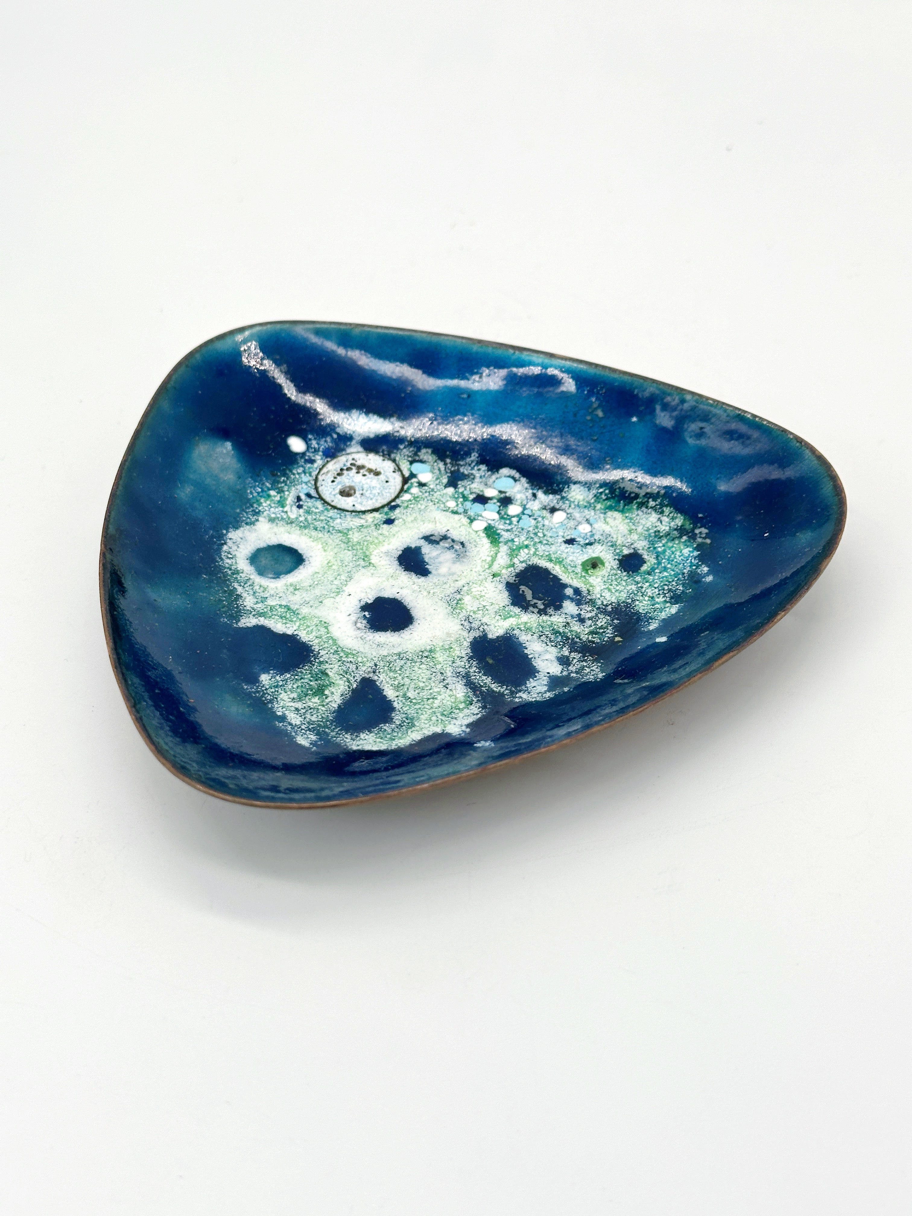 Moderne dreieckige Emaille-Schale in Blau- und Grüntönen