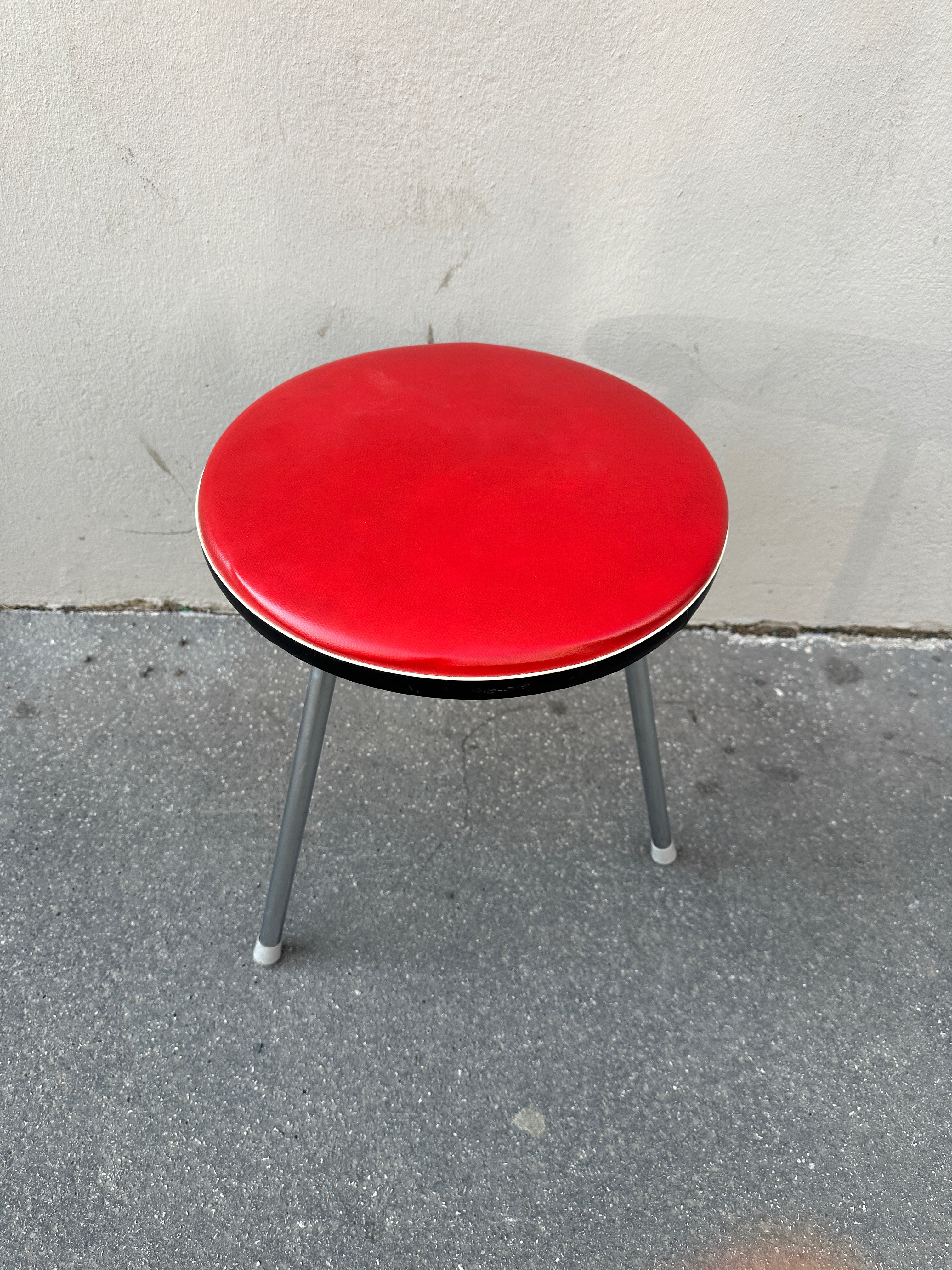 Roter retro Hocker