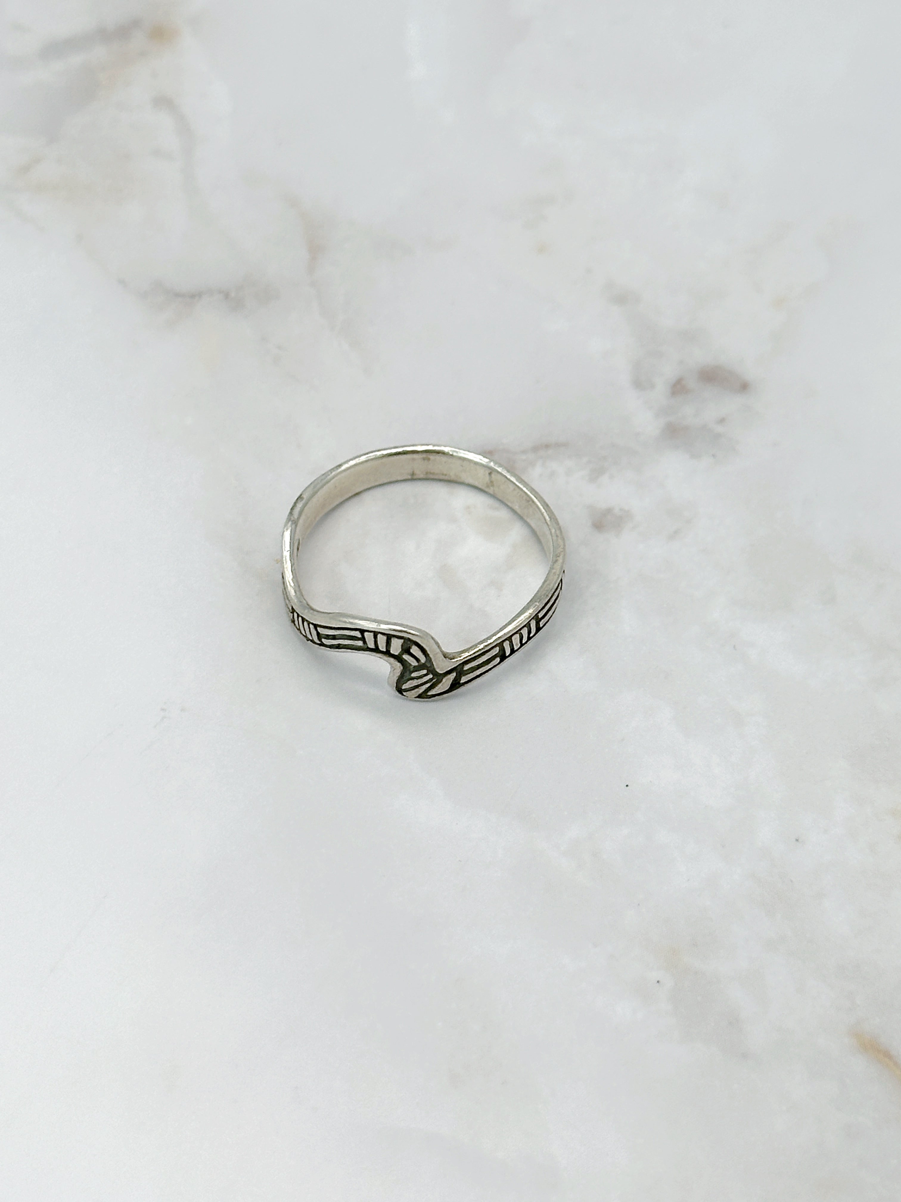 925 silver ring with artistic wave design