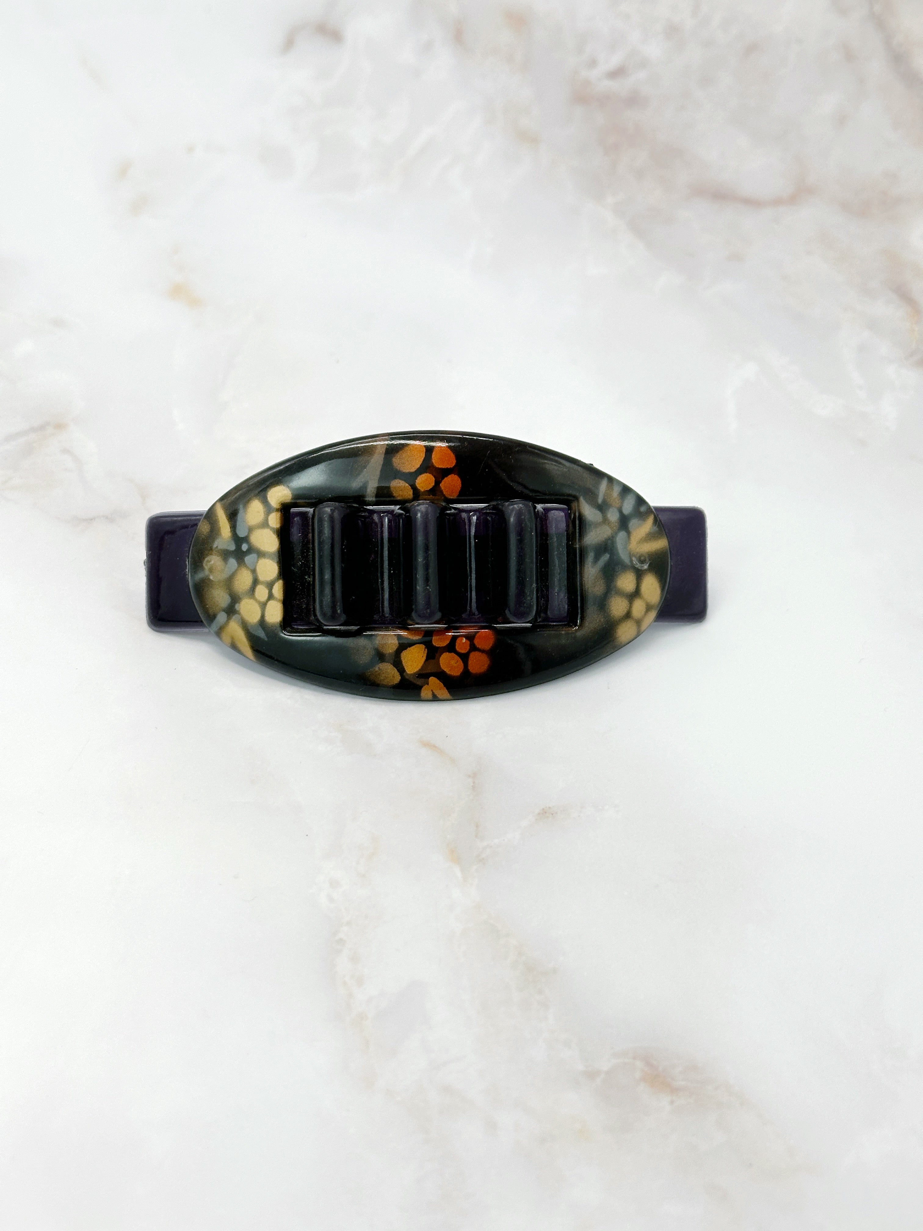 Elegant vintage hair clip oval with gold accent
