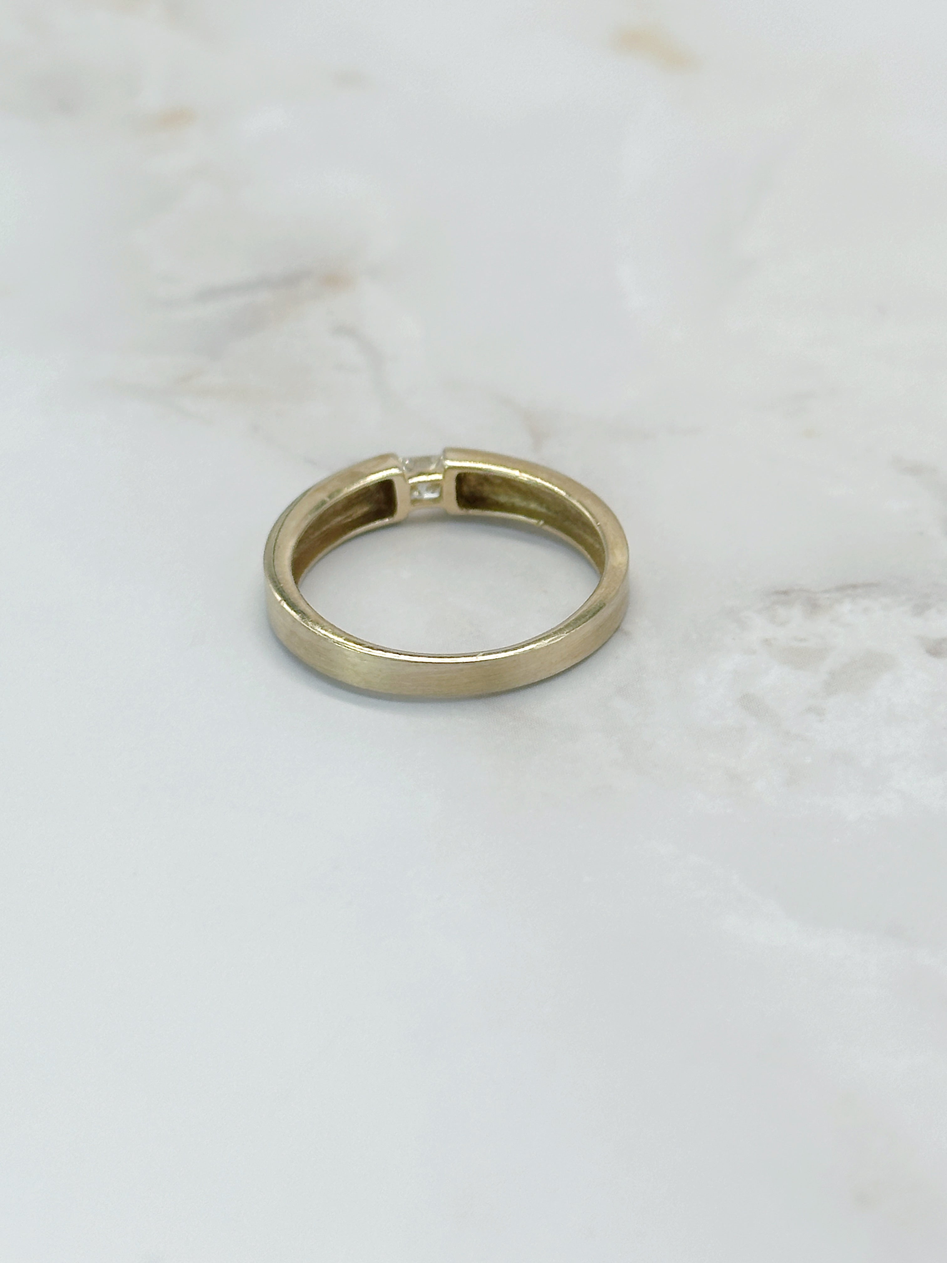 Moderner Solitär Ring mit eckigem Diamant Princess Cut