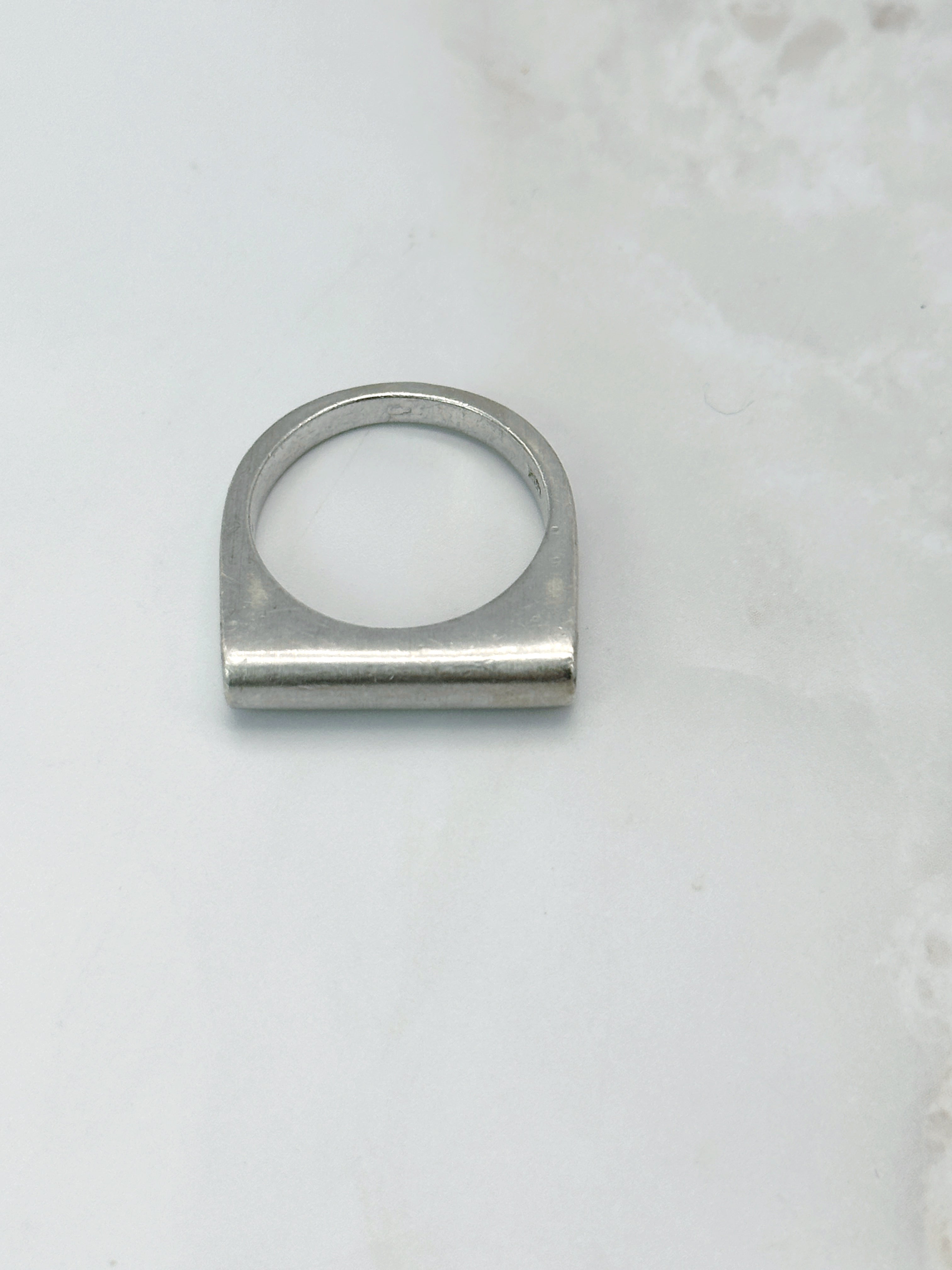 Geometrischer Silberring in eckiger Form