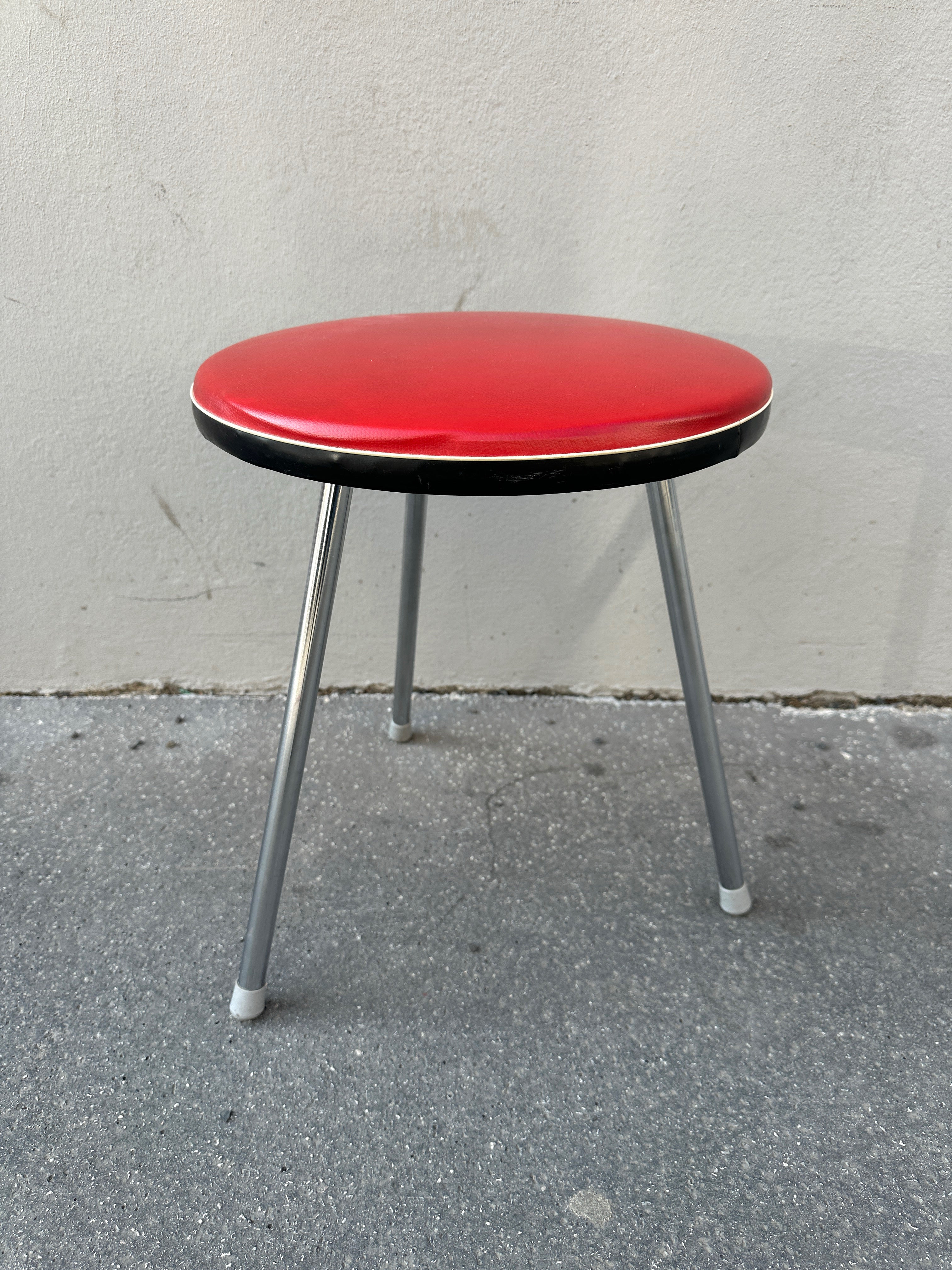 Roter retro Hocker