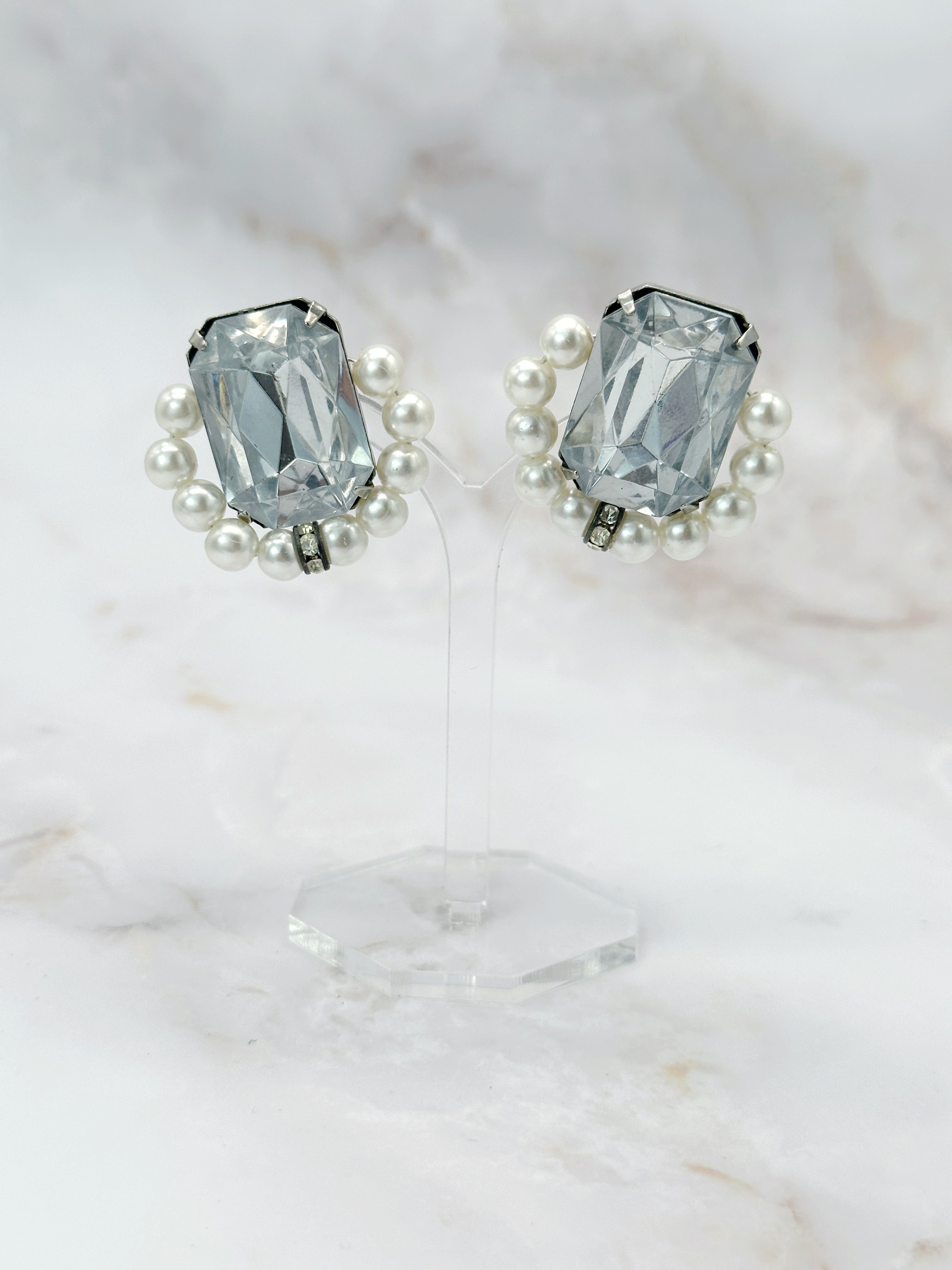 Elegante Vintage Ohrclips mit hellblauem Glasstein und Perlen