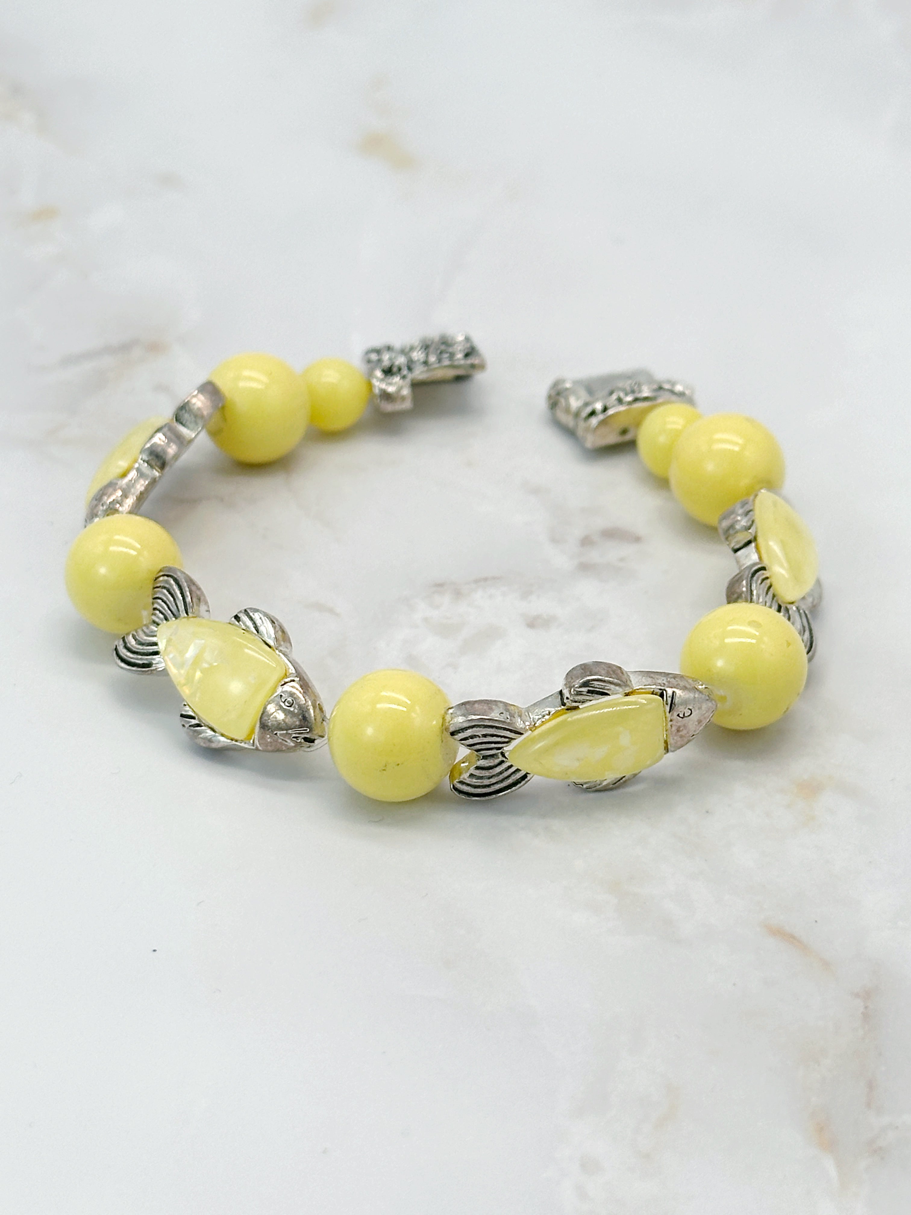 Fröhliches Vintage Thermoset-Armband "Fische" in Zitronengelb