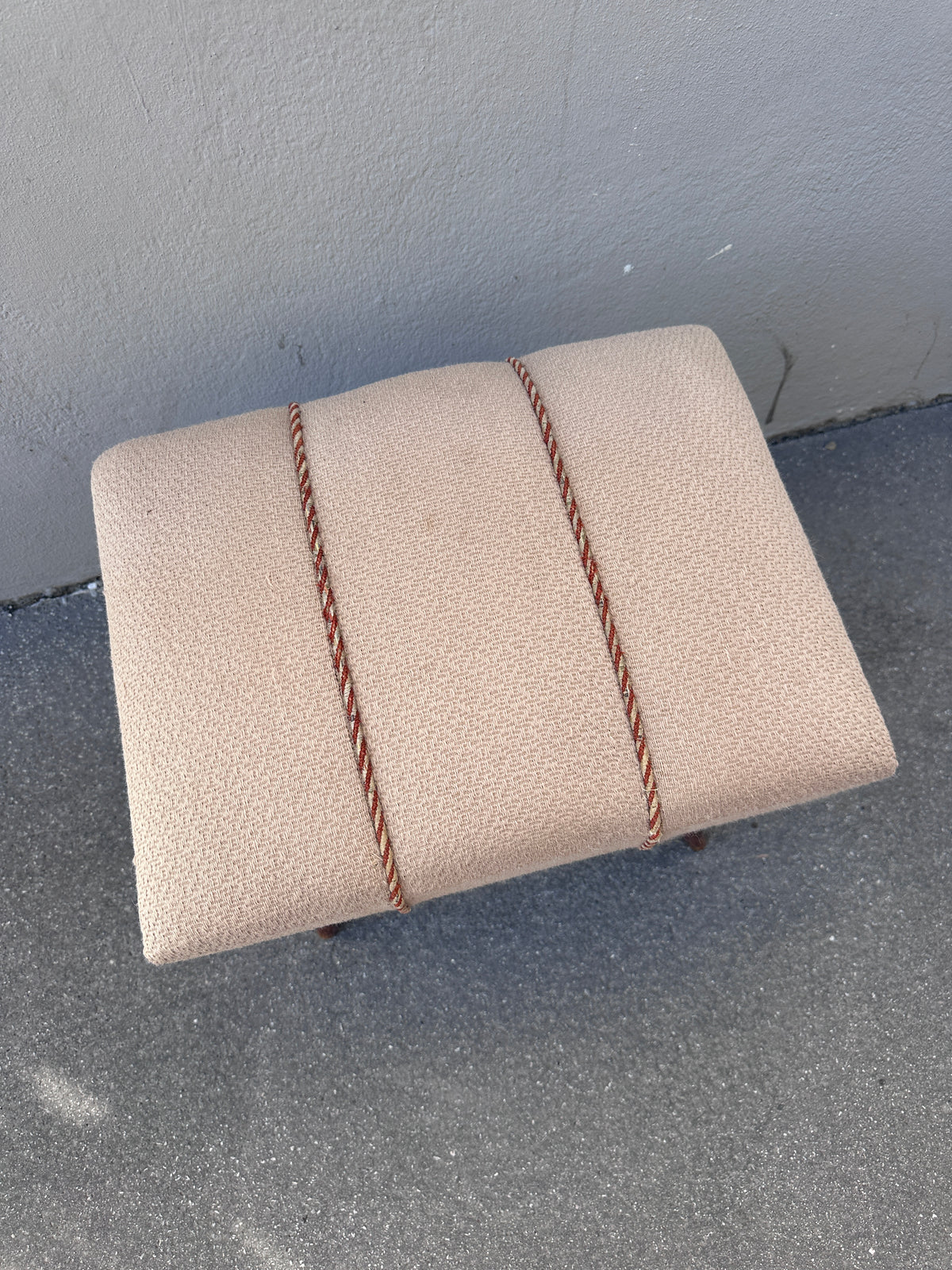 Mid-Century Hocker mit Bouclé-Bezug in Hellbeige/Rosé