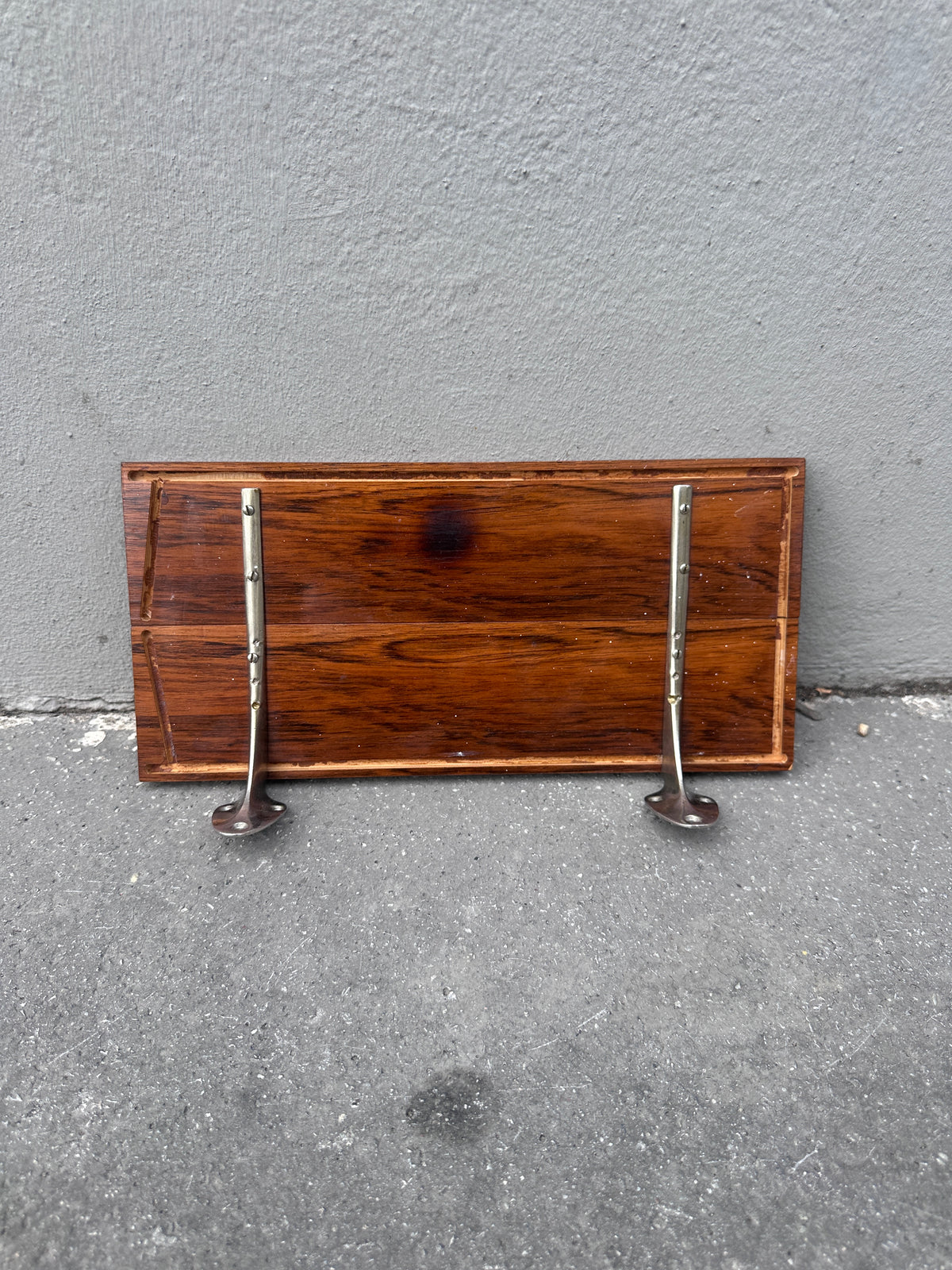 Kleines Mid-Century-Wandregal aus Holz mit Chrommontierung um 1950/60