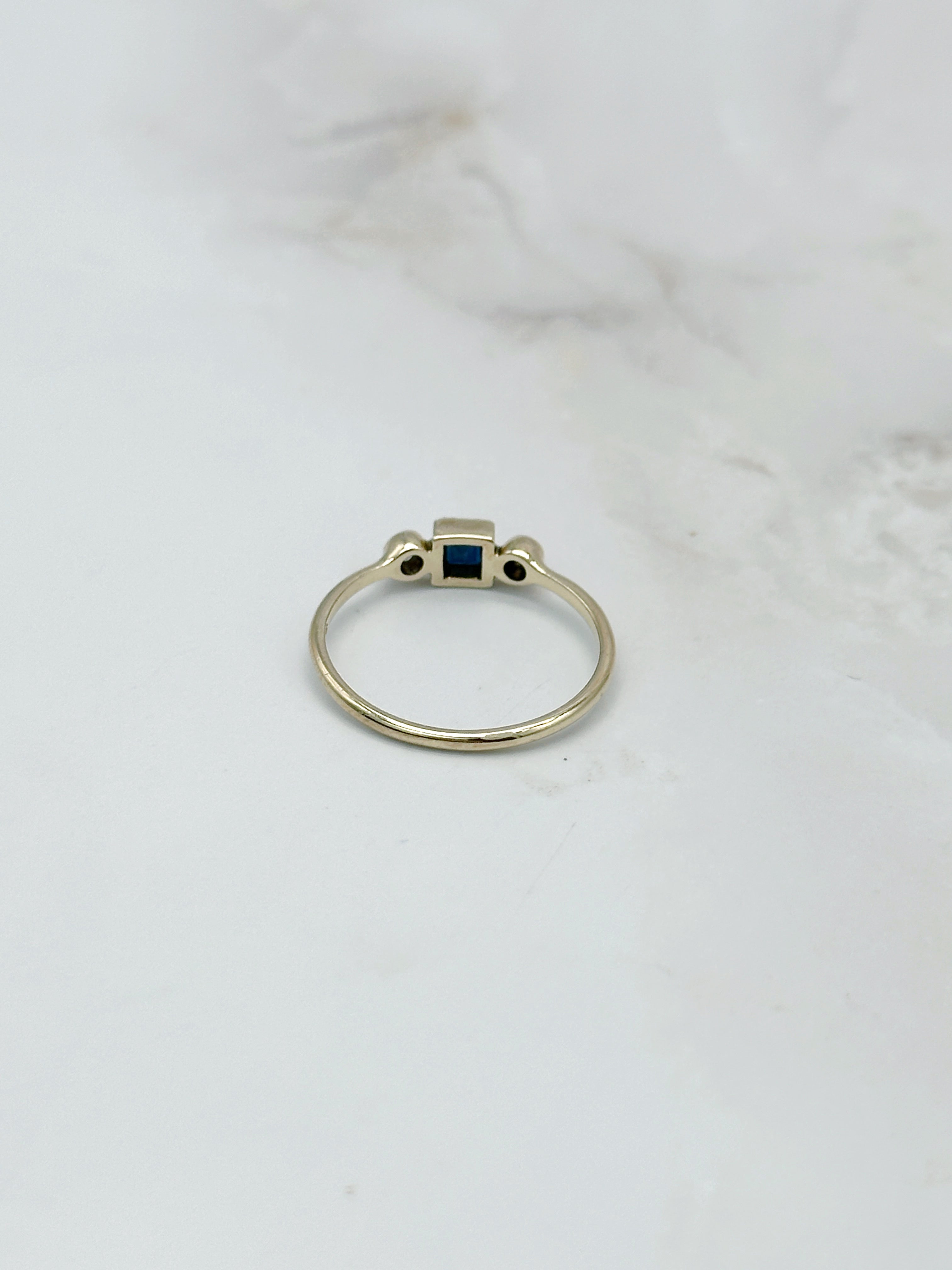 Vintage Goldring mit quadratischem Saphir und Diamanten