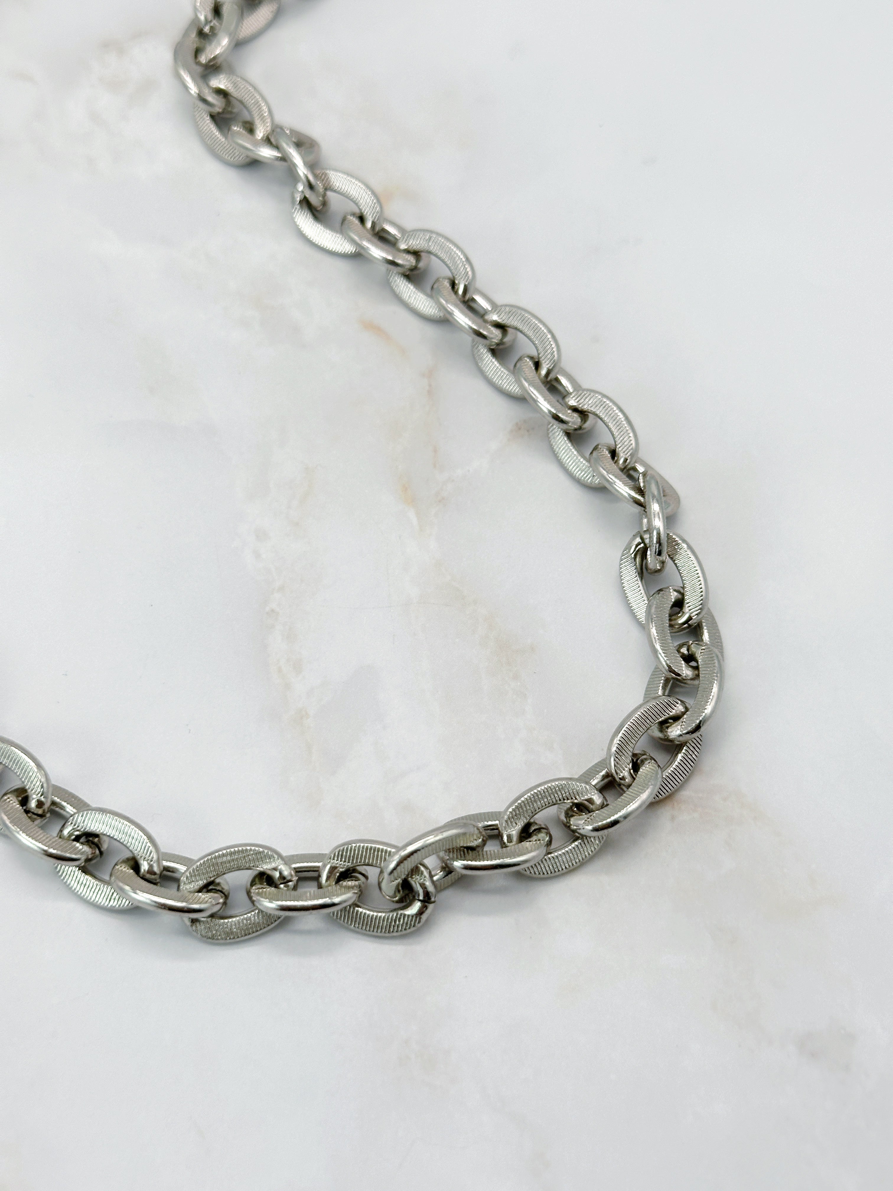 Lange Gliederkette in Silberfarben mit gerillten Gliedern