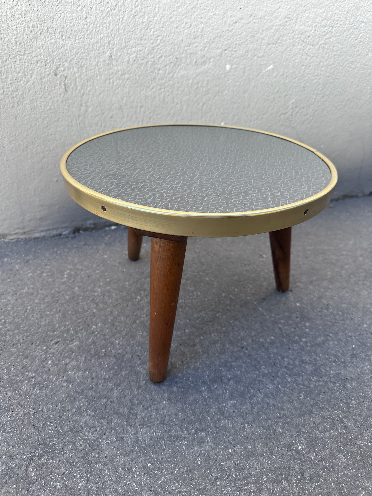 Runder Mid-Century Hocker aus den 1950er Jahren mit Resopalplatte