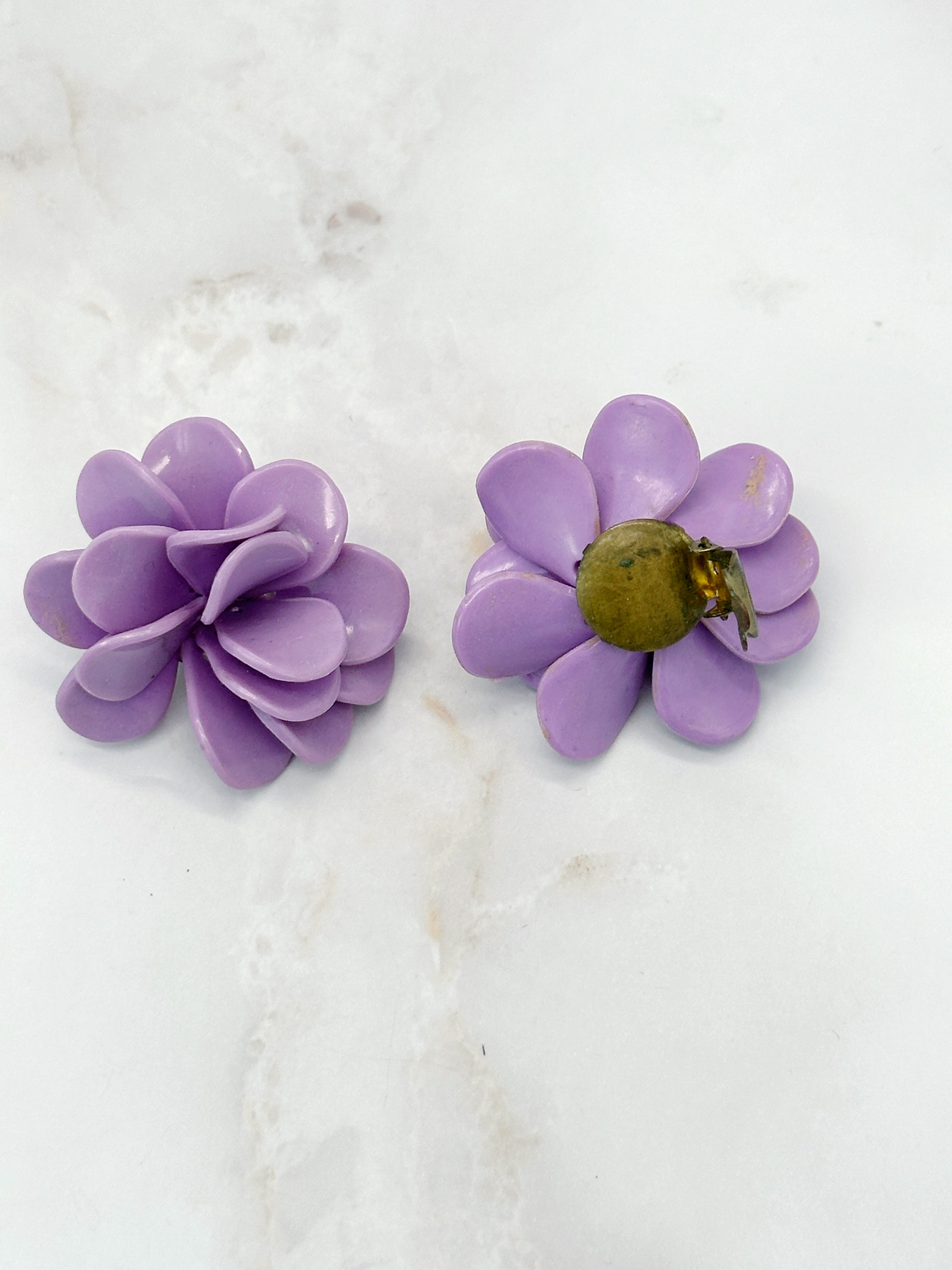 Vintage Blumen-Ohrclips in Lila um 1950