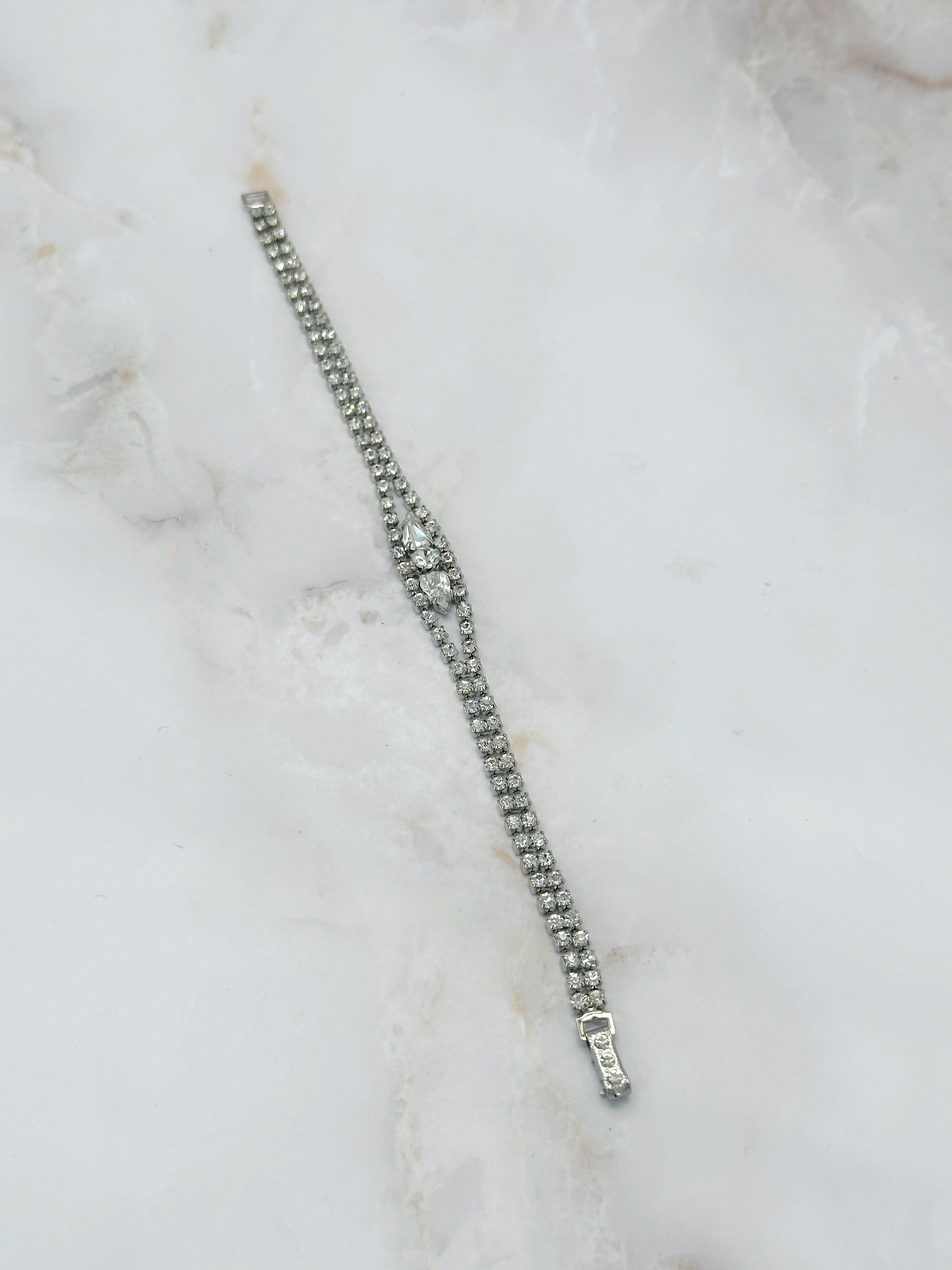 Zartes Vintage Strass Armband mit funkelndem Mittelteil