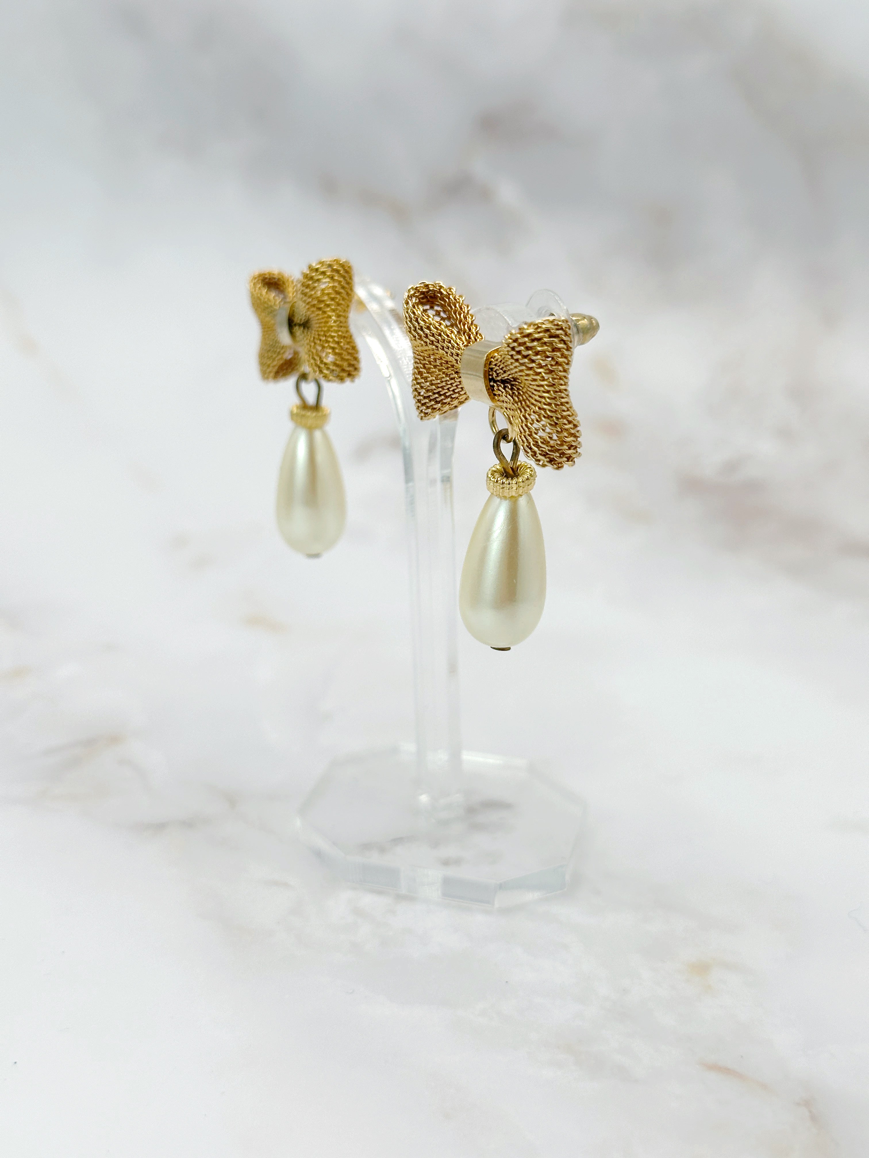 Elegante Vintage Ohrstecker mit Mesh-Design und Perlen-Tropfen, vergolde