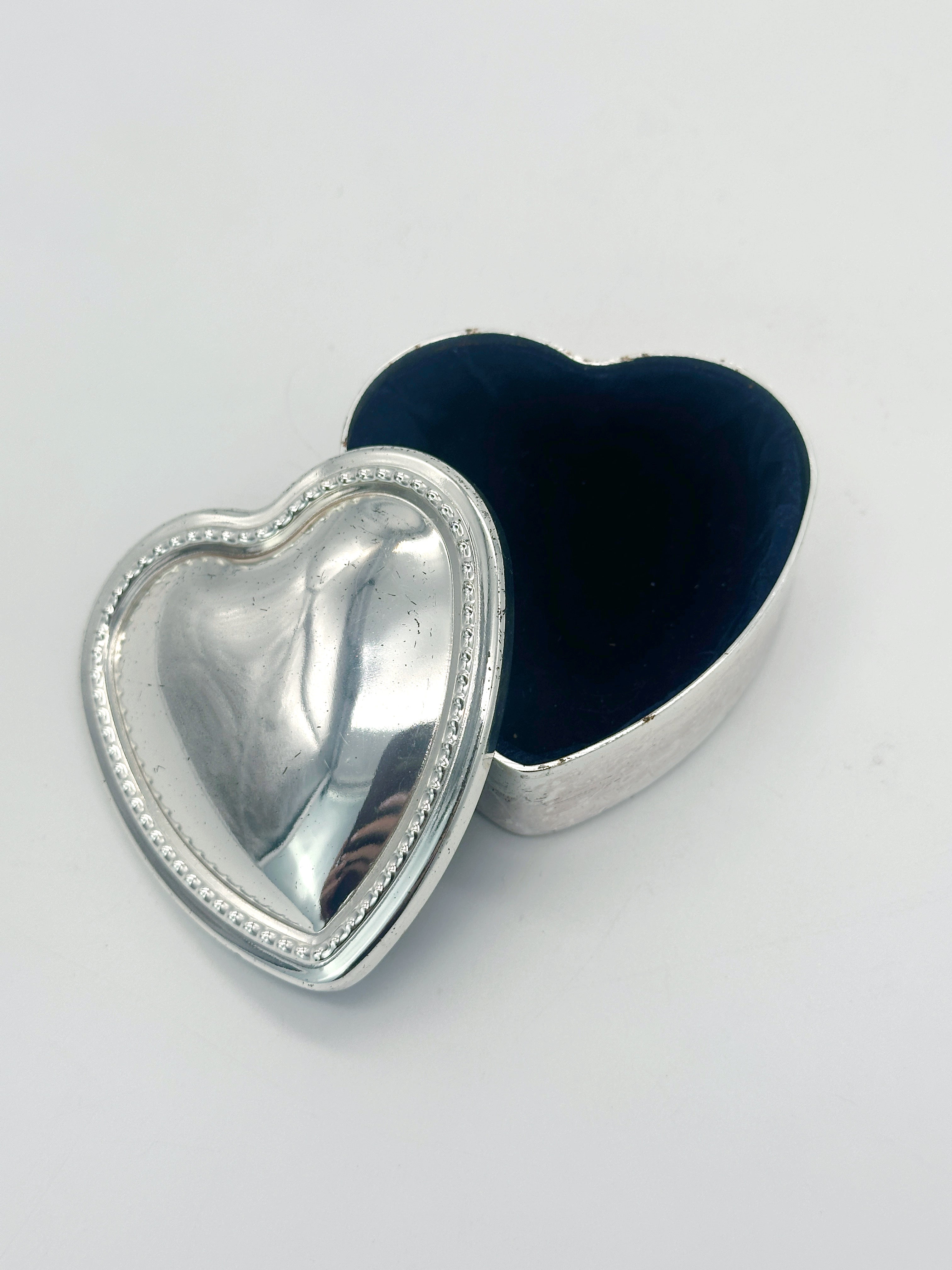 Versilberte Deckeldose in Herzform mit Samtfutter