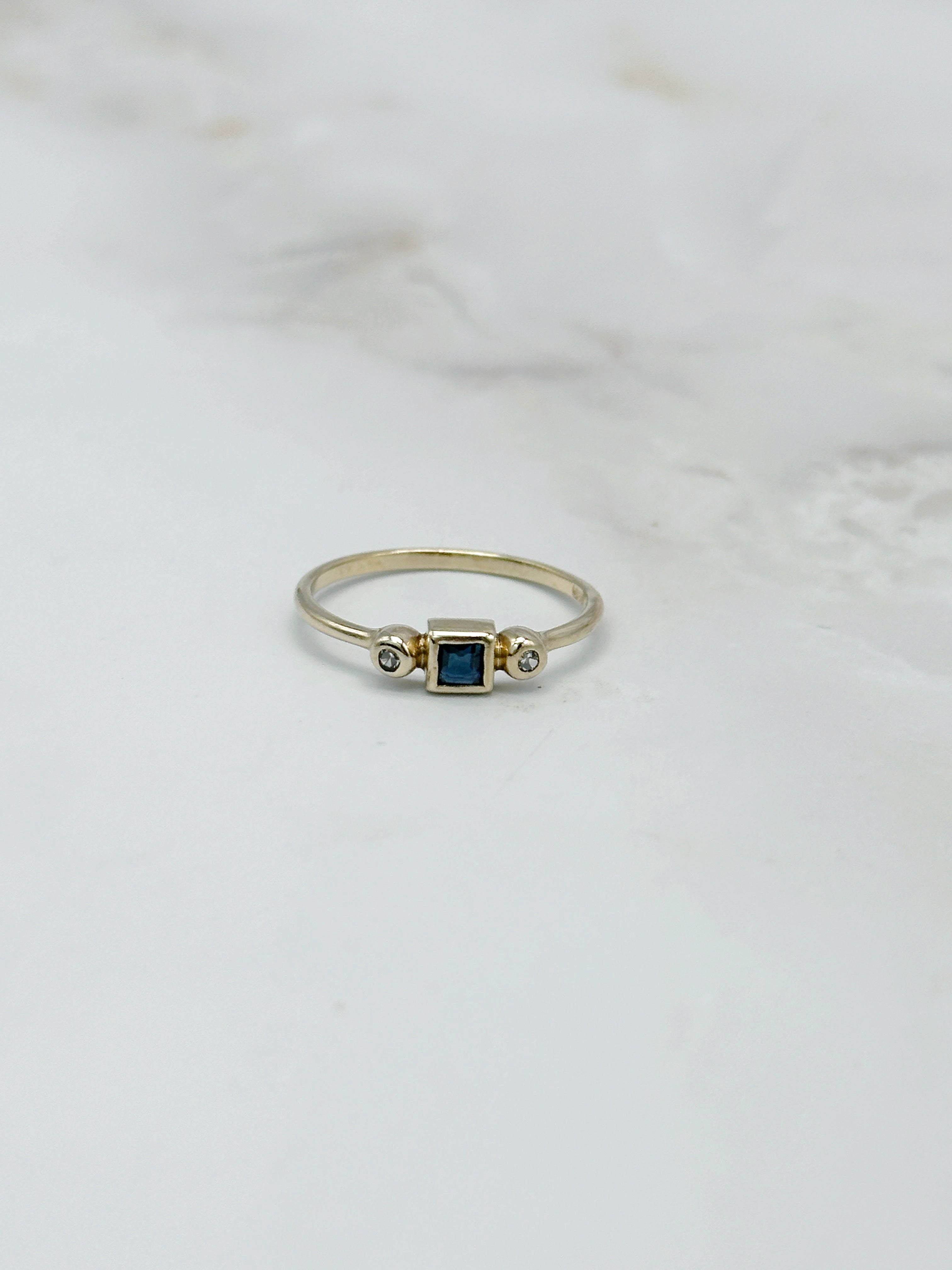 Vintage Goldring mit quadratischem Saphir und Diamanten