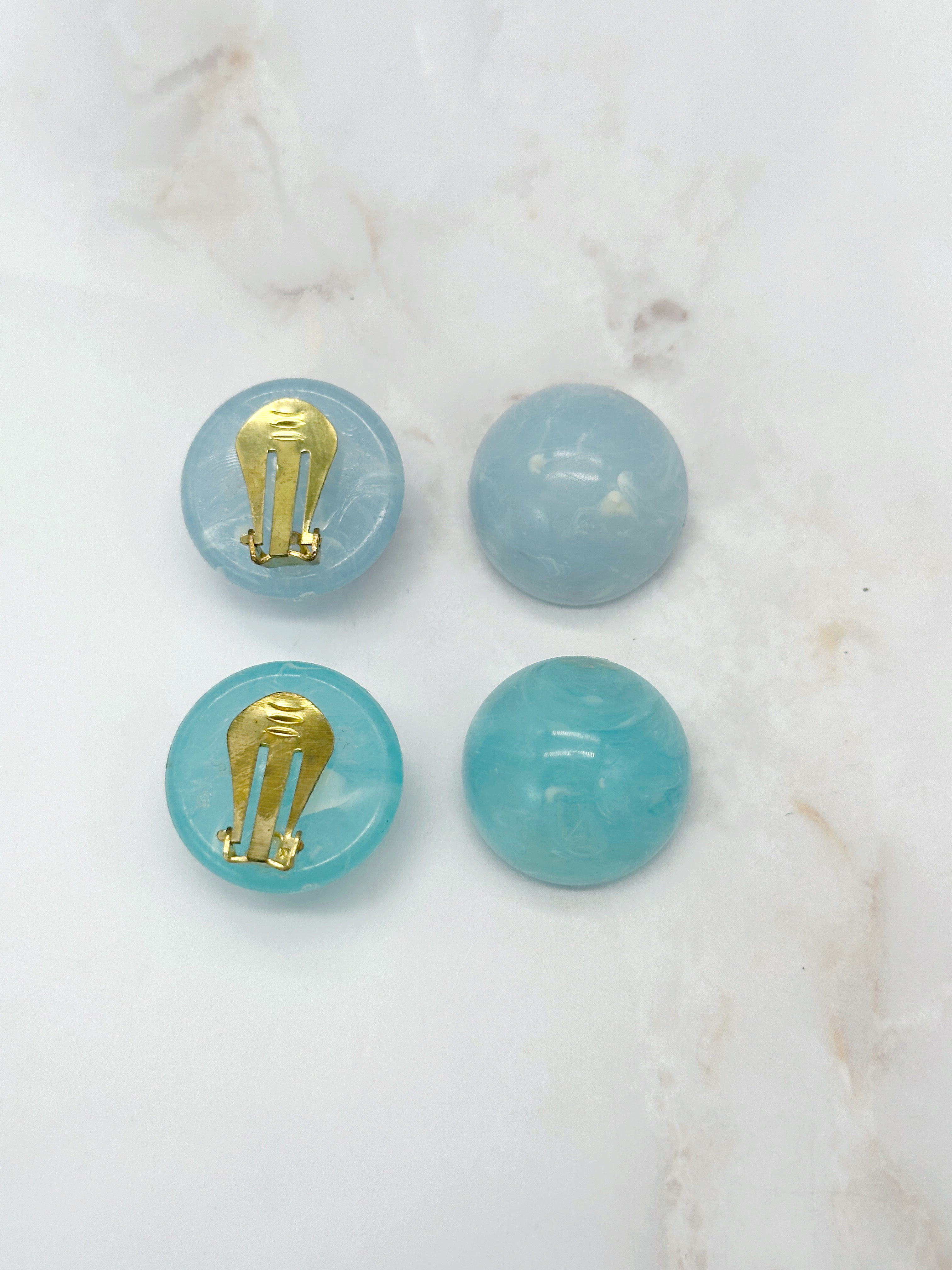 Runde Lucite Ohrclips in Türkis oder Eisblau