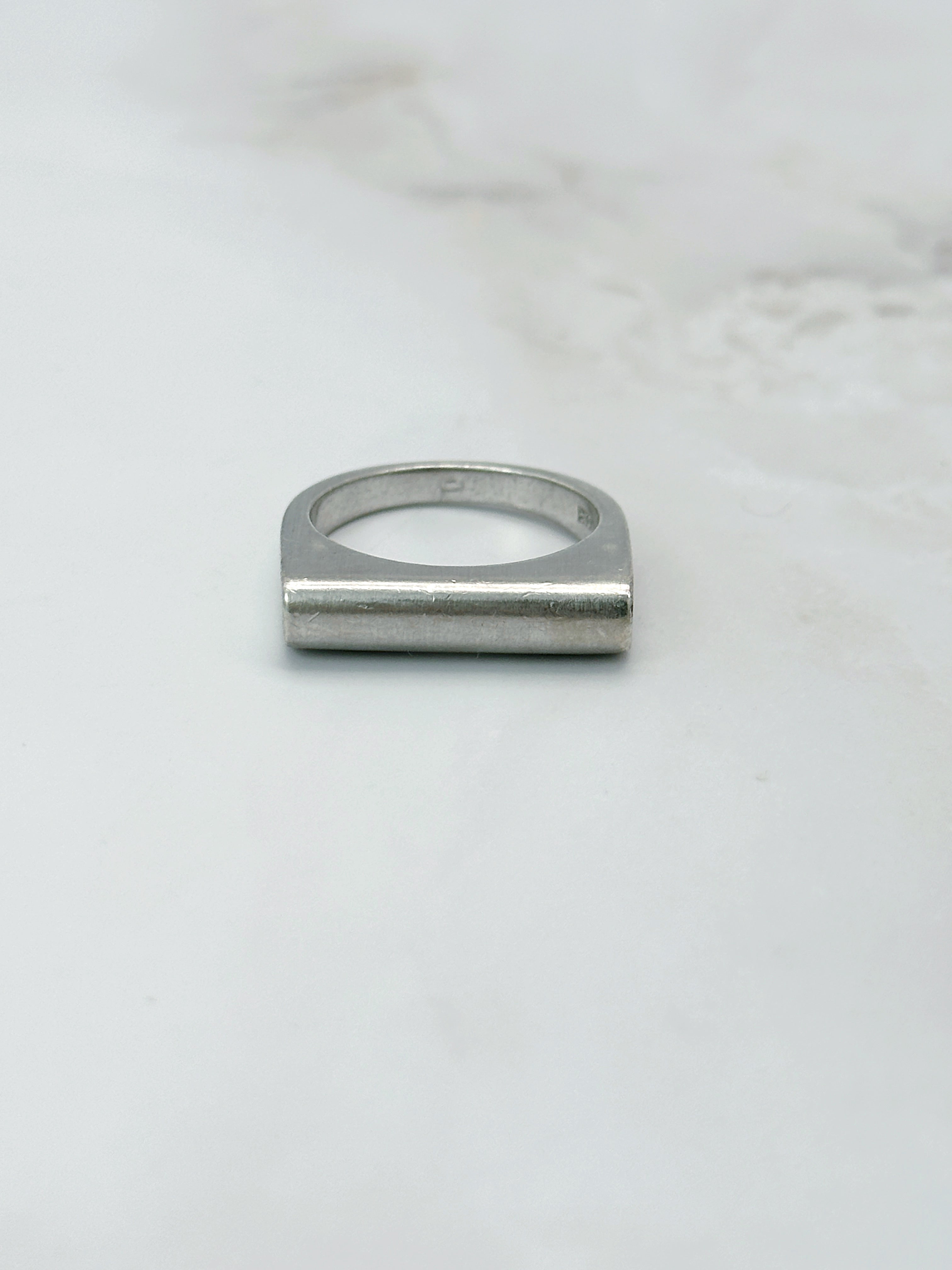 Geometrischer Silberring in eckiger Form