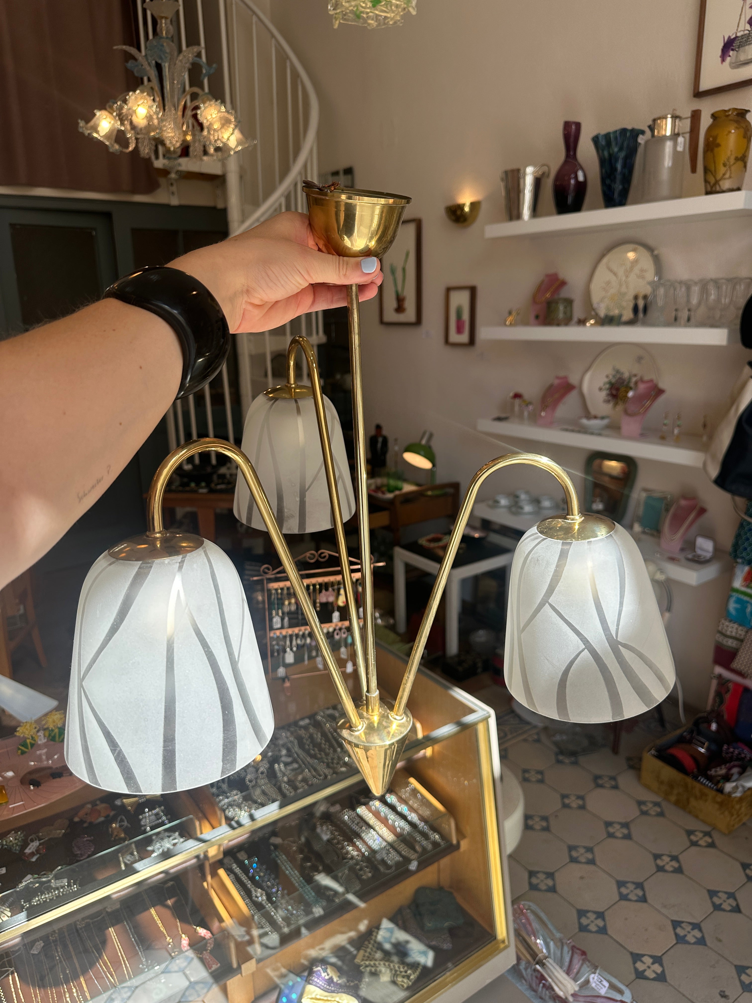 3-flammige Midcentury Lampe aus Messing und Milchglas um 1960