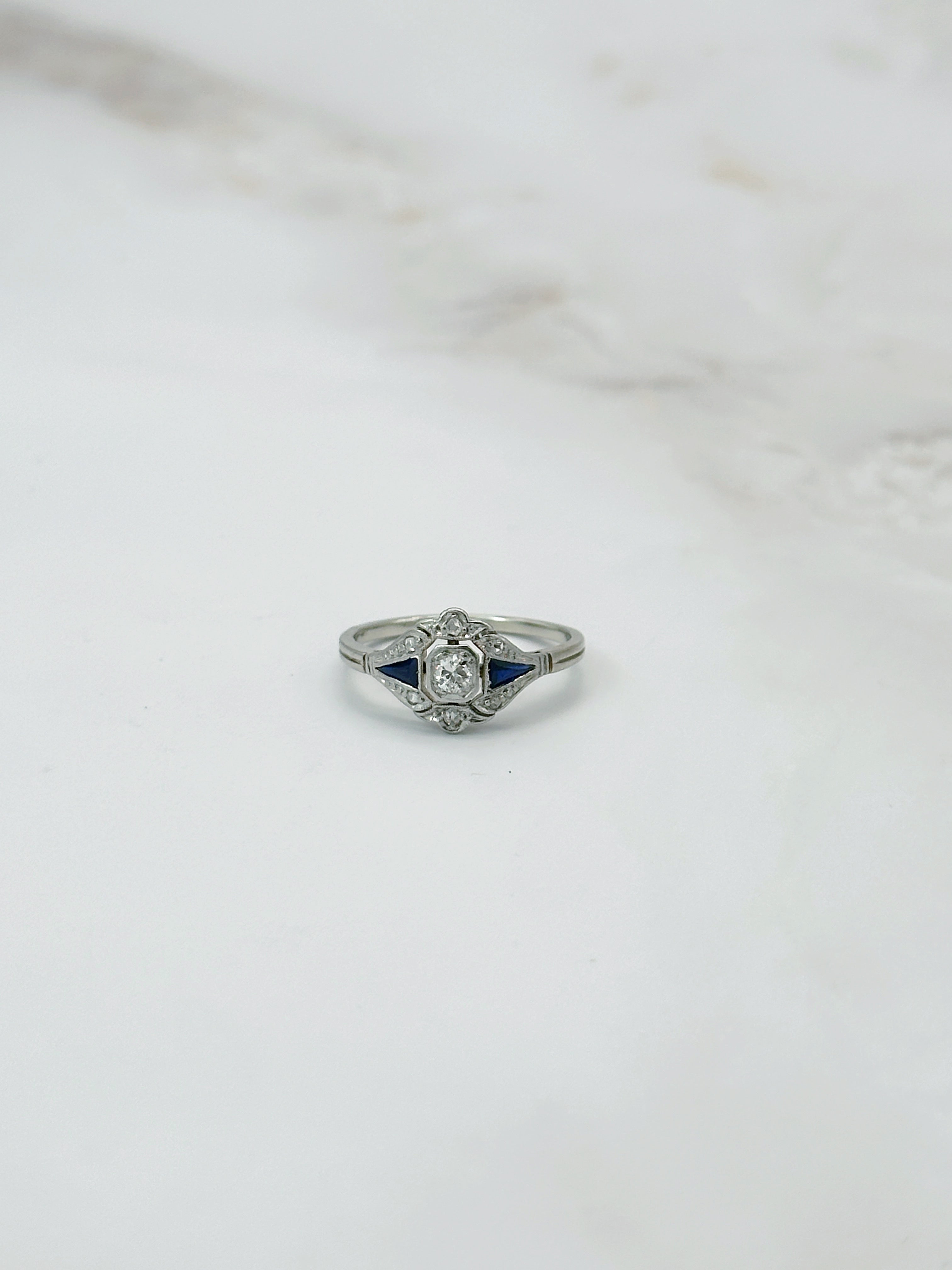 Atemberaubender Art Déco Ring in 585 Weißgold mit Diamant und Saphiren