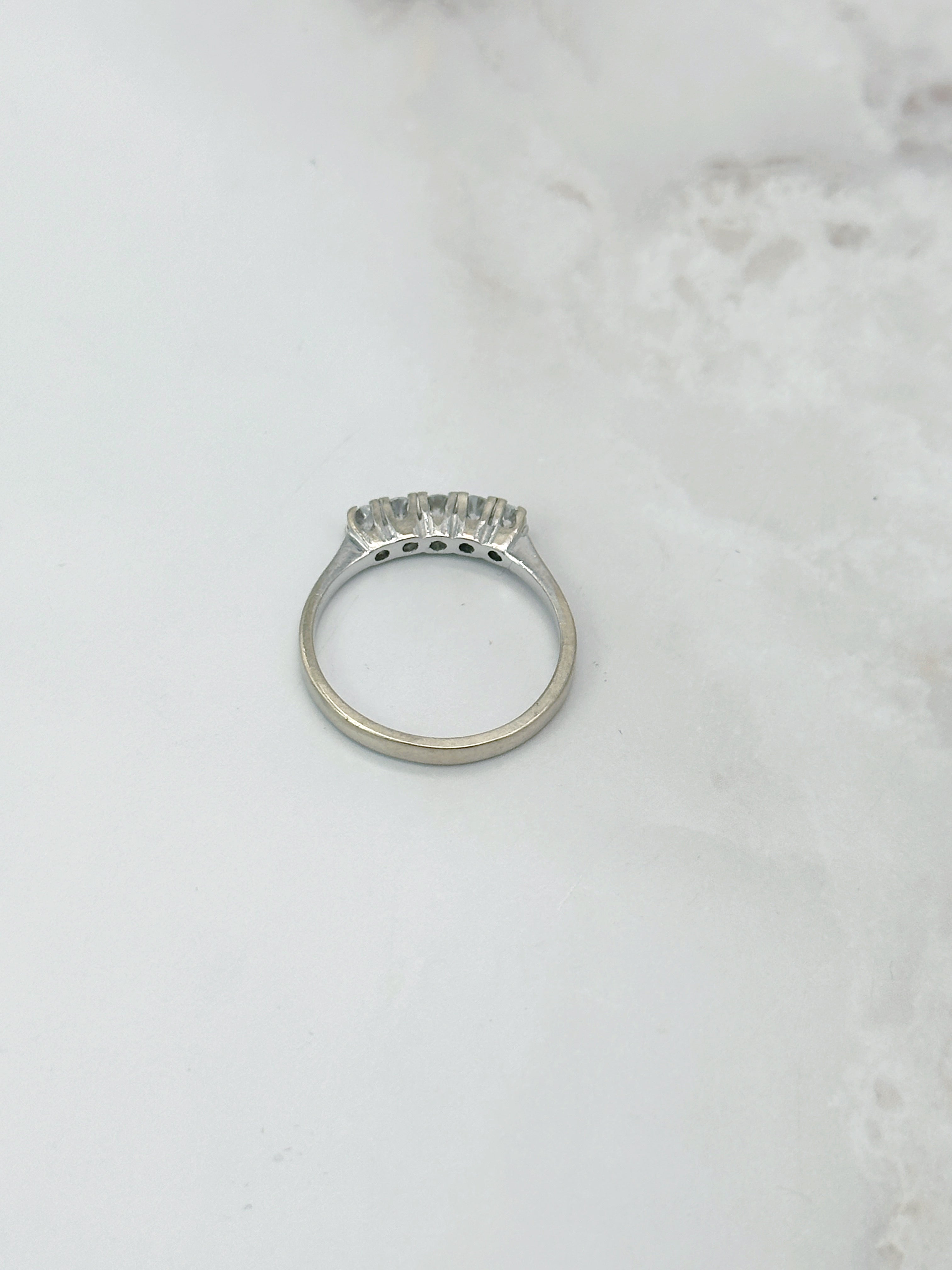 Feiner Ring mit fünf Brillanten