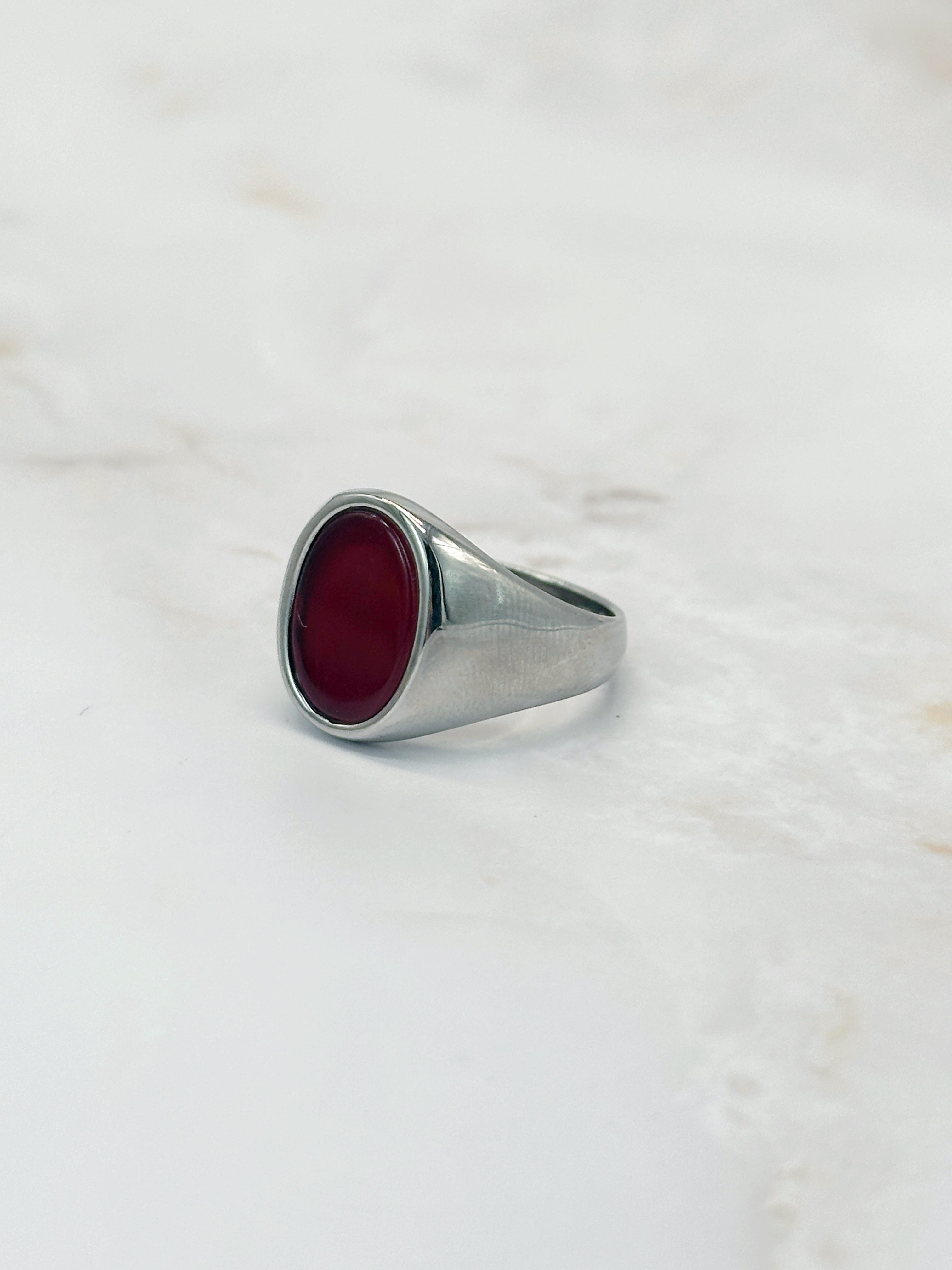 Moderner Siegelring aus Edelstahl mit rotem Glasstein