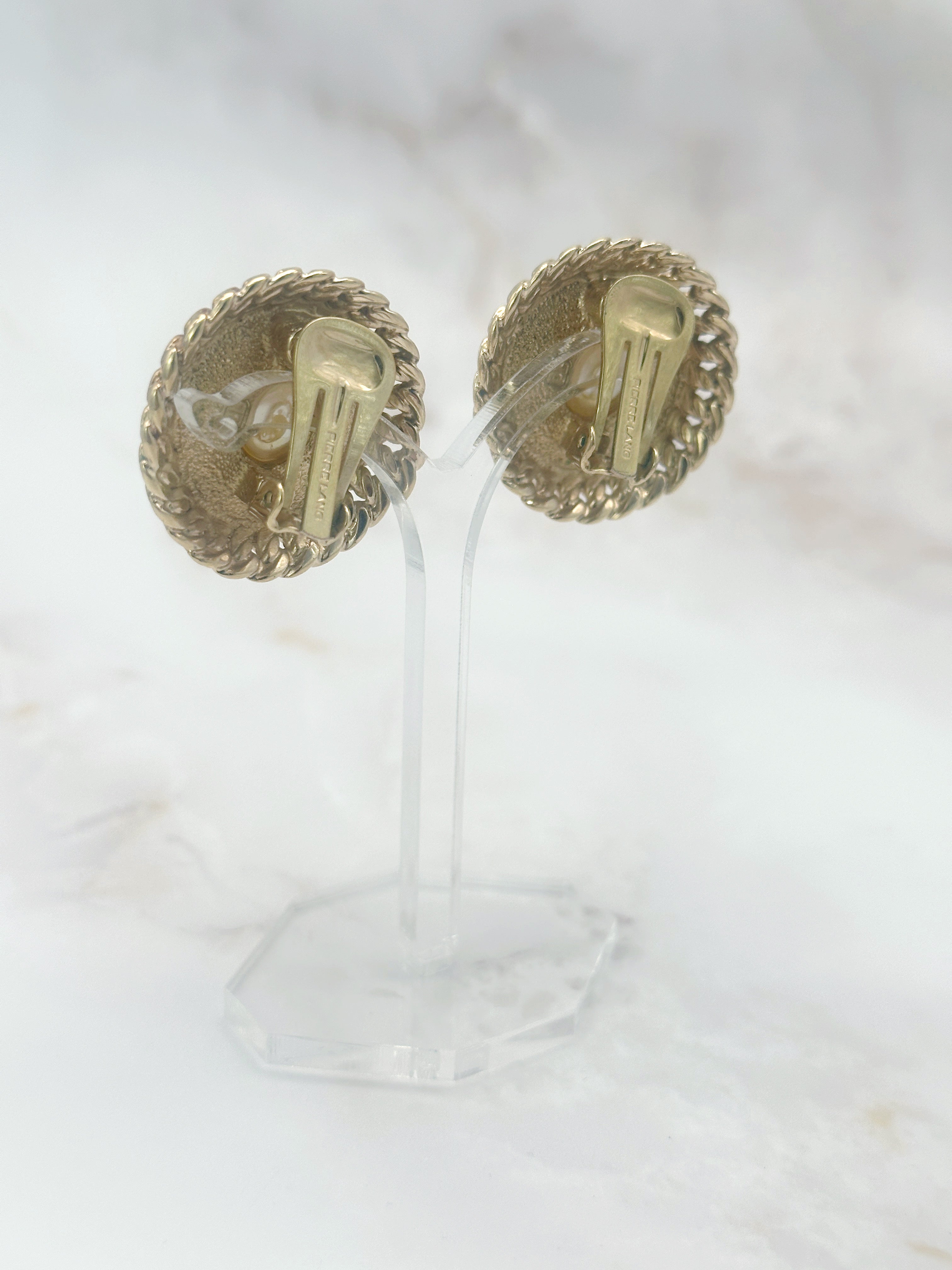 Signierte Vintage Ohrclips von Pierre Lang im Chanel-Stil mit Kunstperle