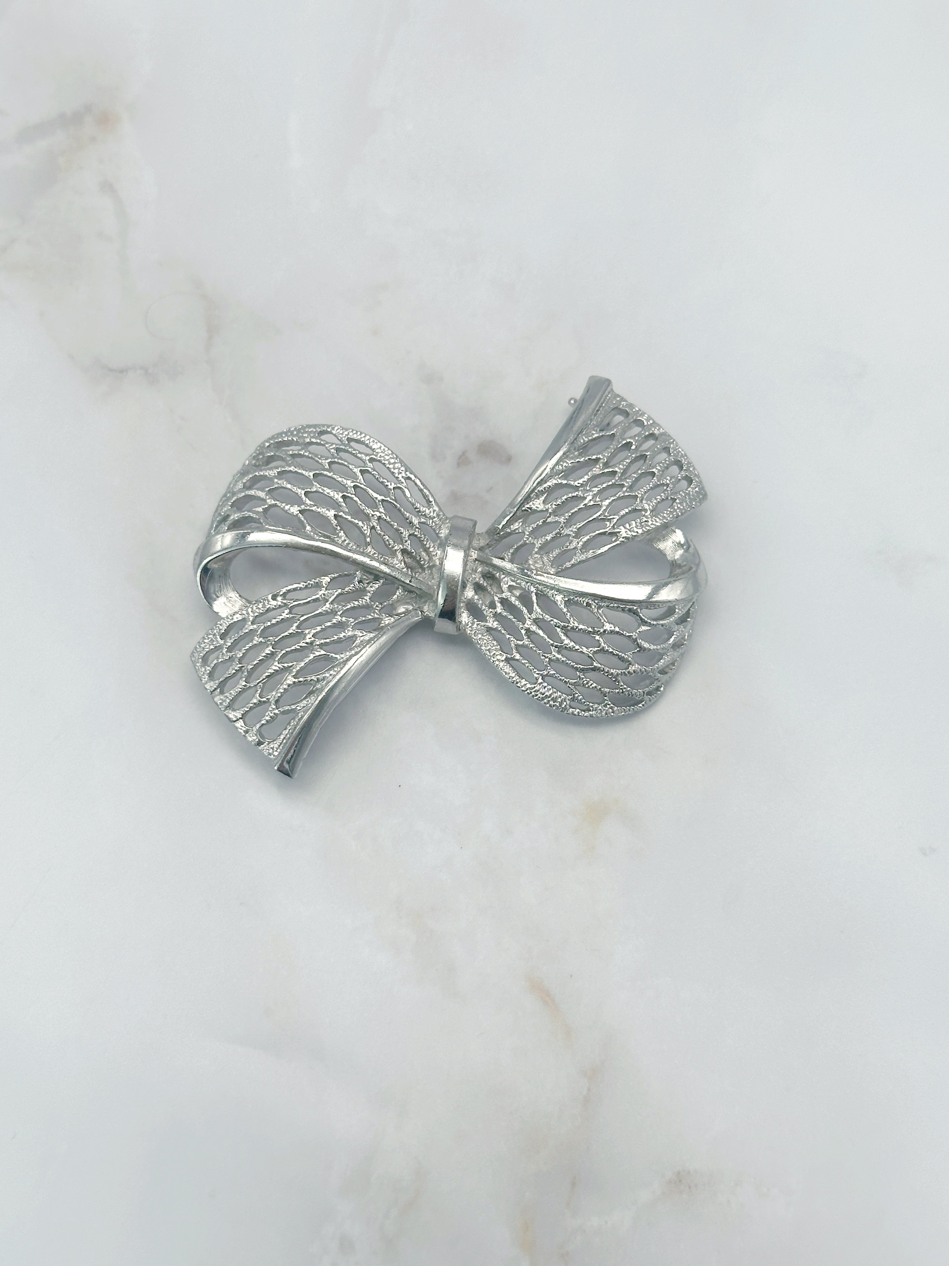 Große silberfarbene Vintage Brosche als Masche rhodiniert