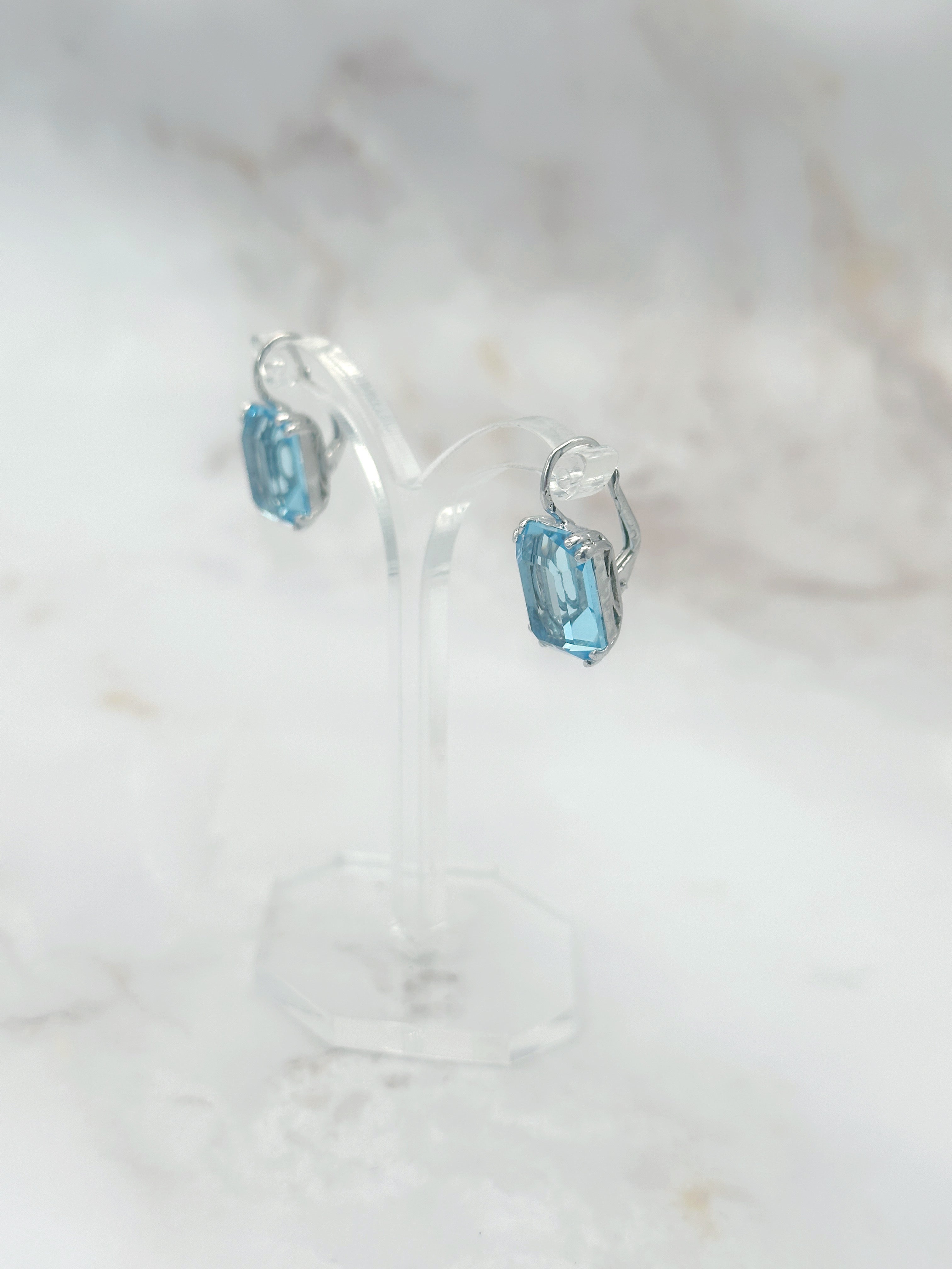 Klassische Ohrgehänge aus 925 Silber mit großen blauen Glaskristallen