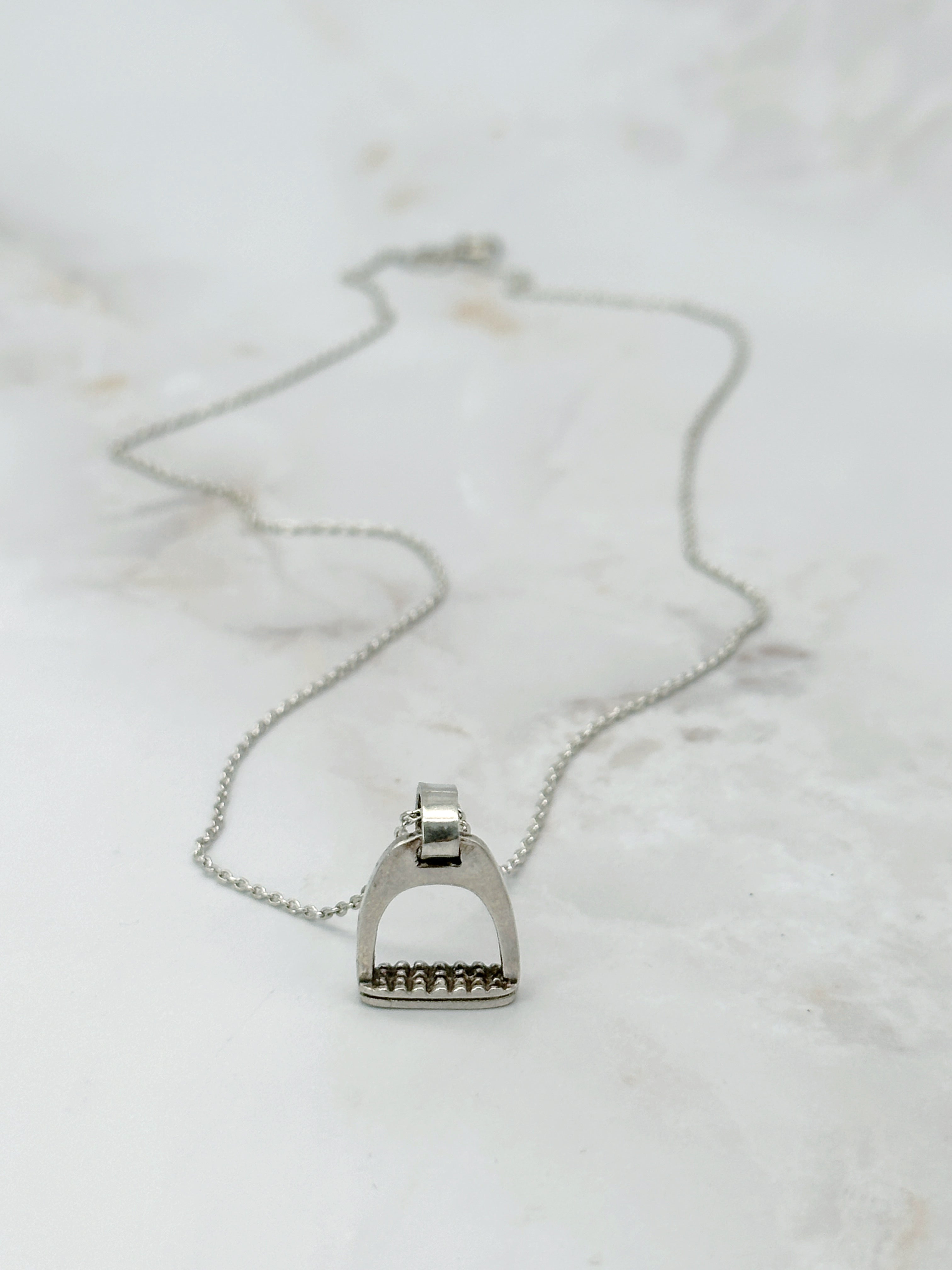 Elegante Silberkette mit Steigbügel-Anhänger