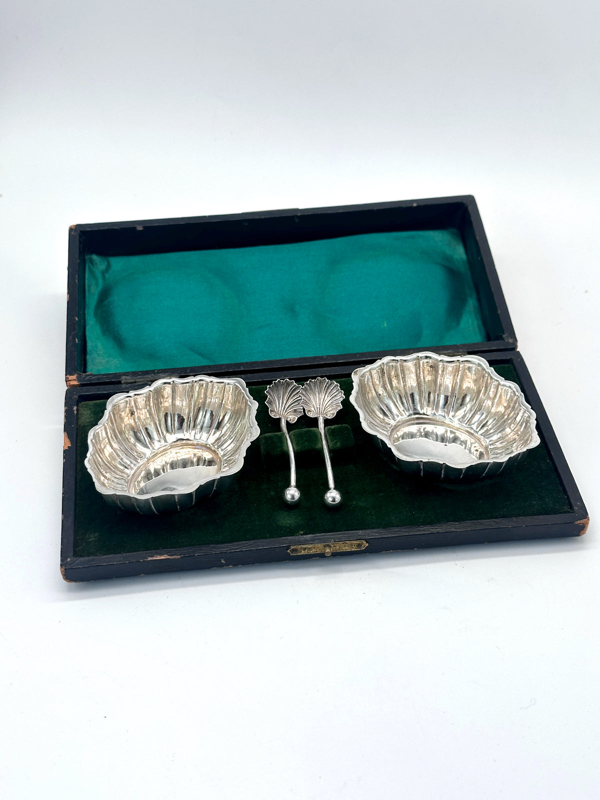 Antikes Salzset aus England mit versilberten Schalen und Muschellöffeln in Originalbox