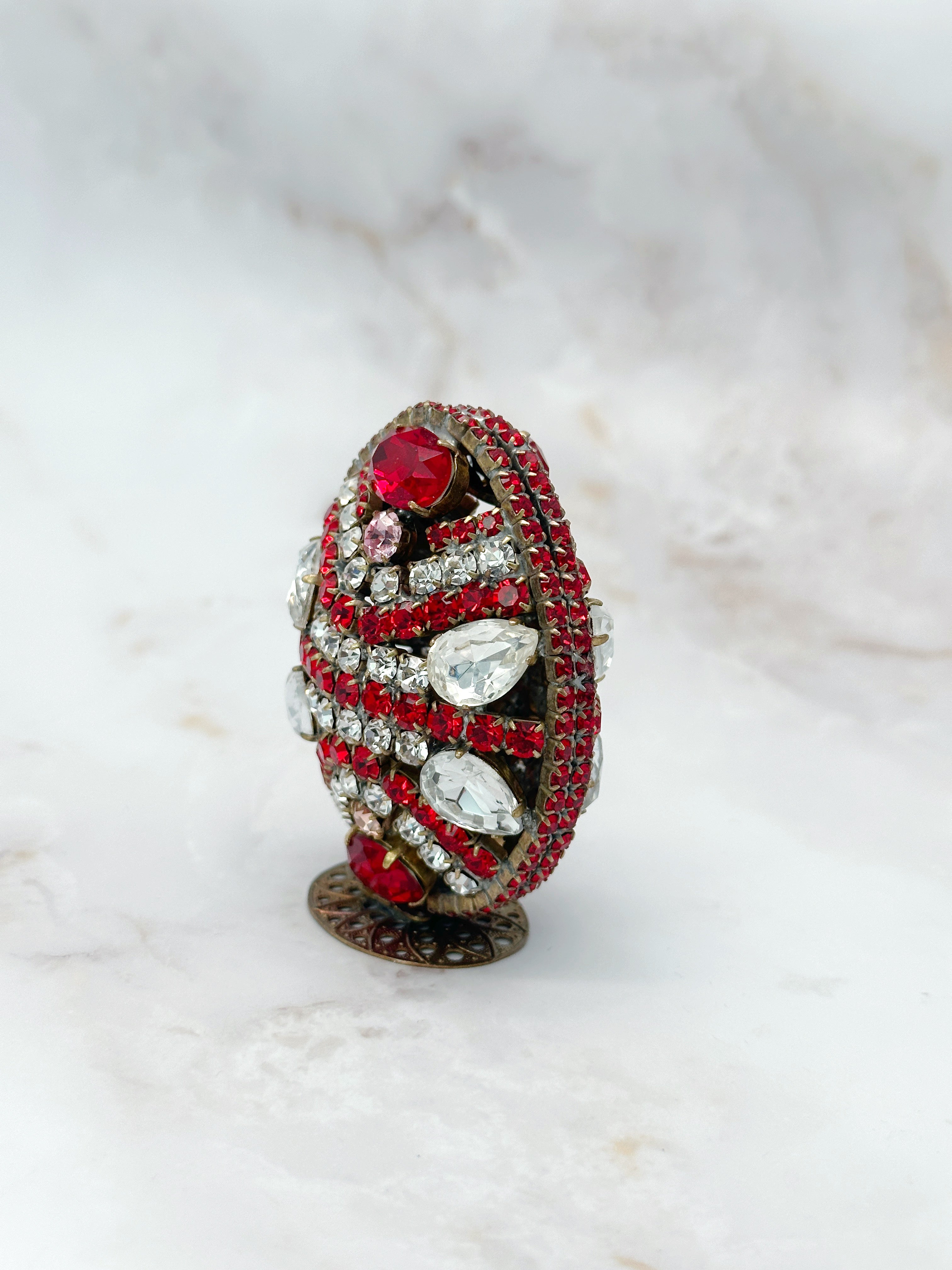 Seltenes rundum verziertes Gablonzer Osterei mit Standfuß