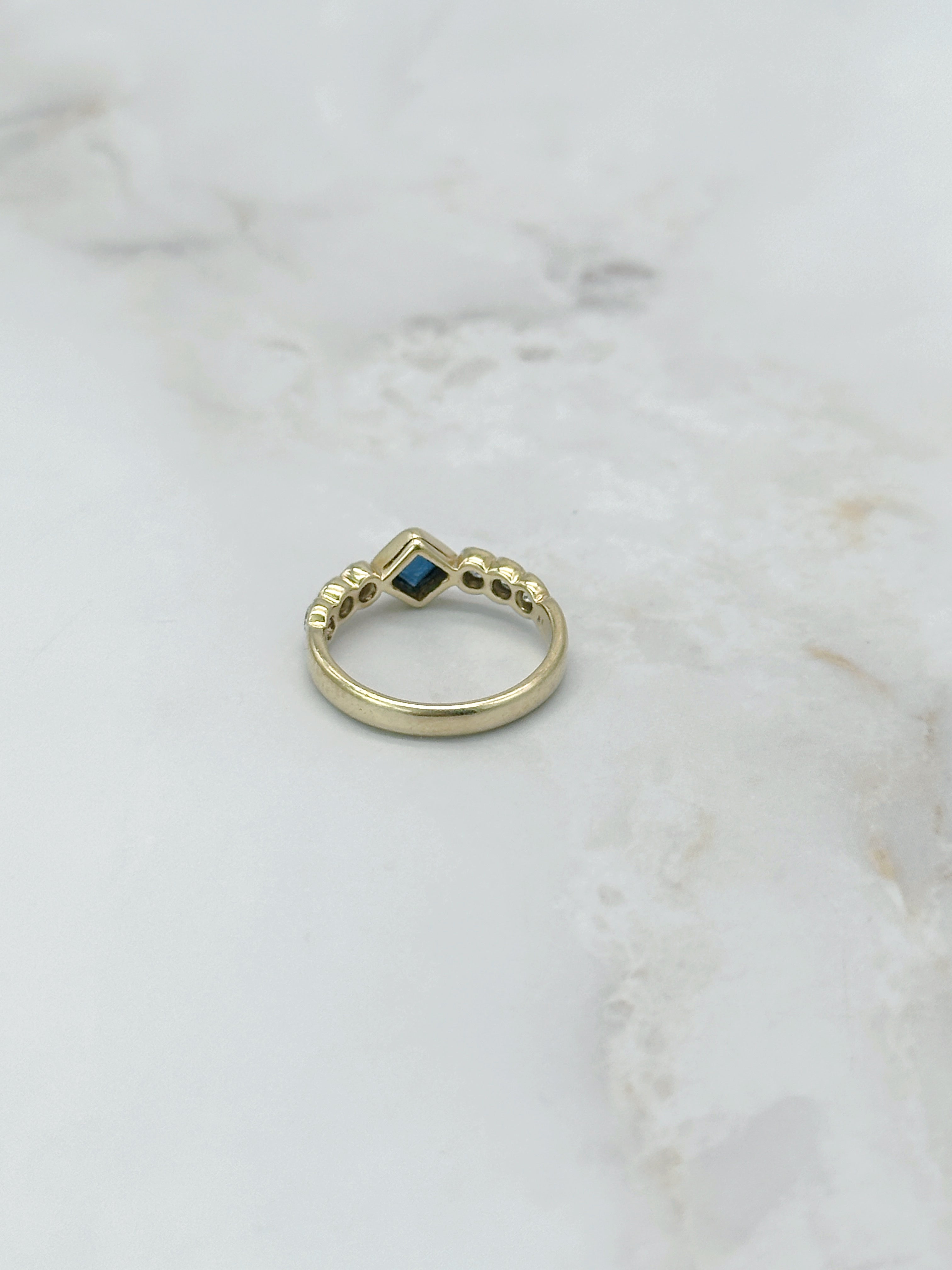 Vintage Ring in 750 Gelbgold mit quadratischem Saphir und Diamanten