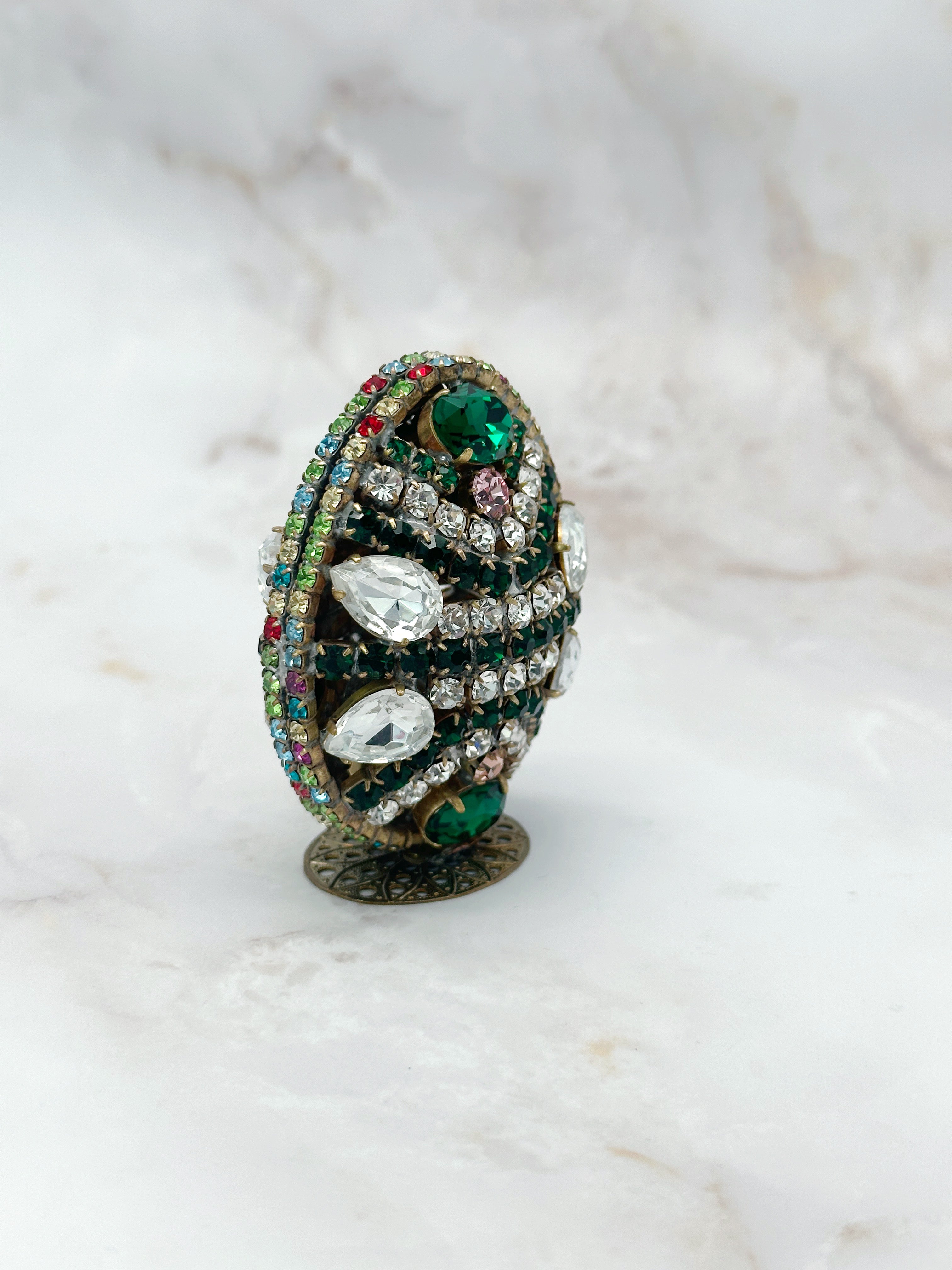 Seltenes rundum verziertes Gablonzer Osterei mit Standfuß