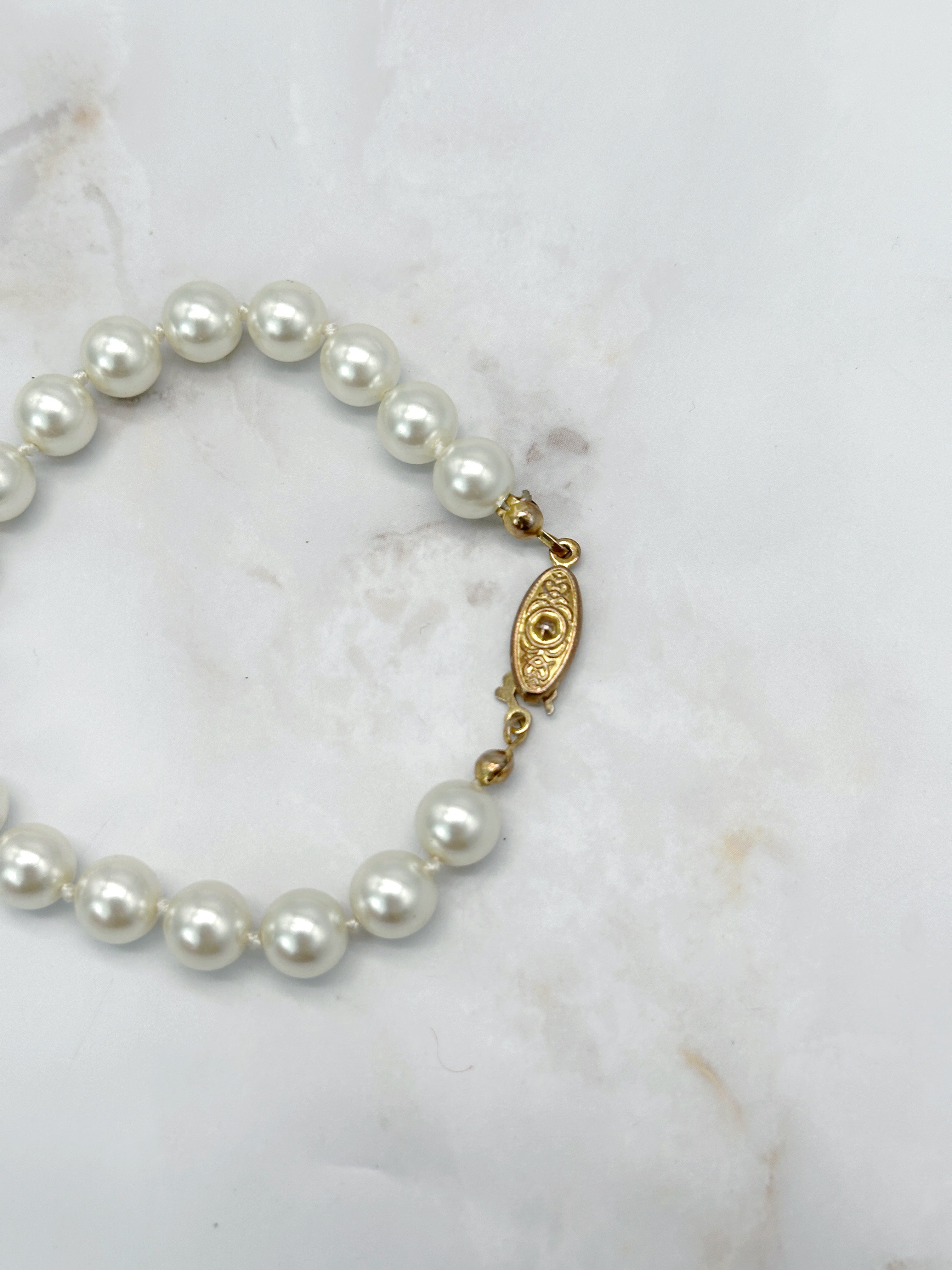 Vintage Armband mit klassischen Kunstperlen und nostalgischem Verschluss