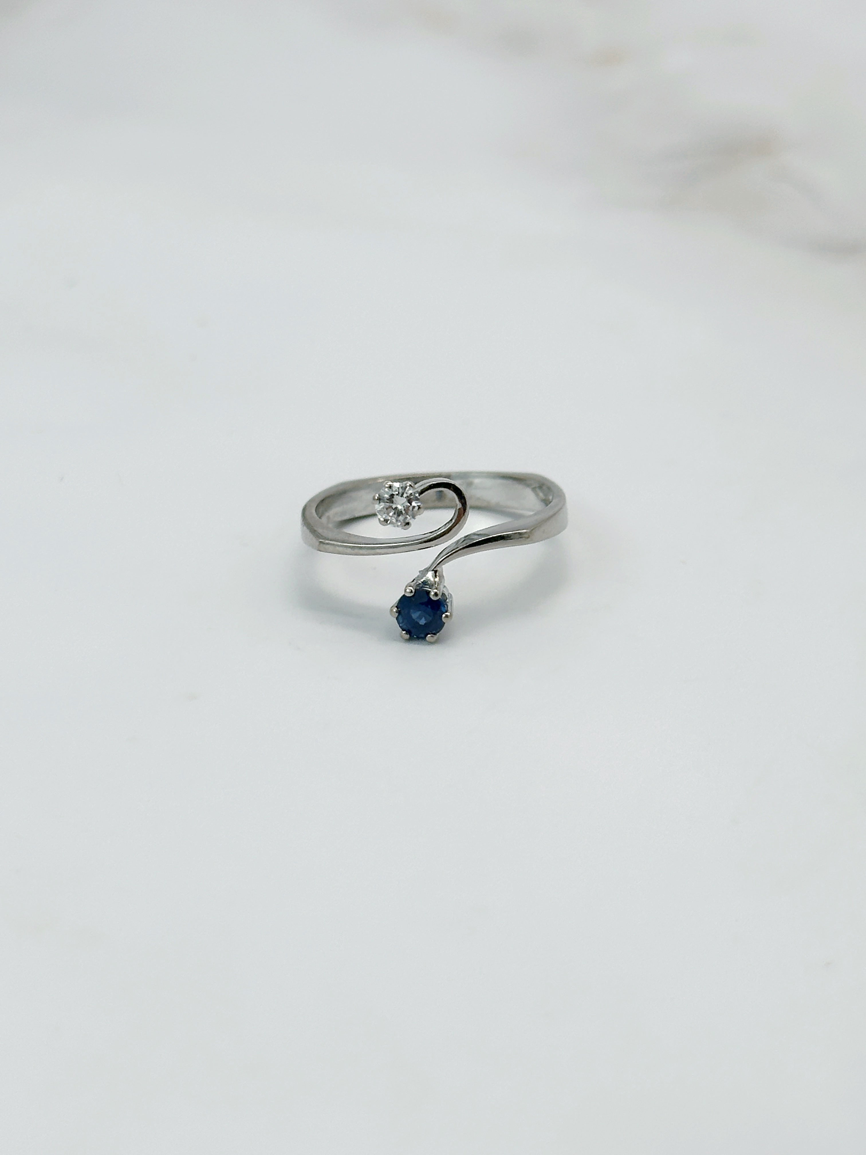 Eleganter Ring in 750 Weißgold mit Diamant und Saphir