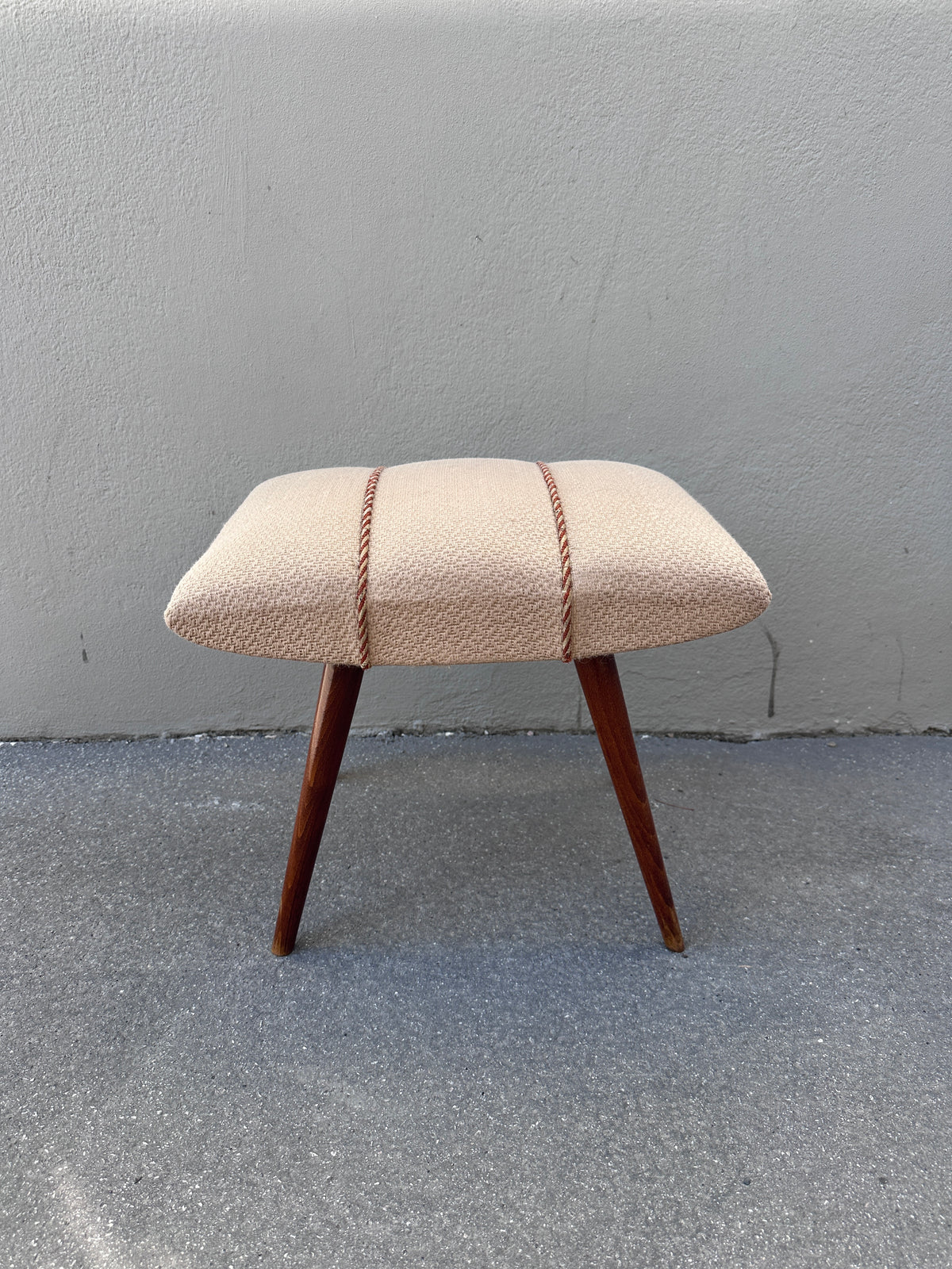 Mid-Century Hocker mit Bouclé-Bezug in Hellbeige/Rosé