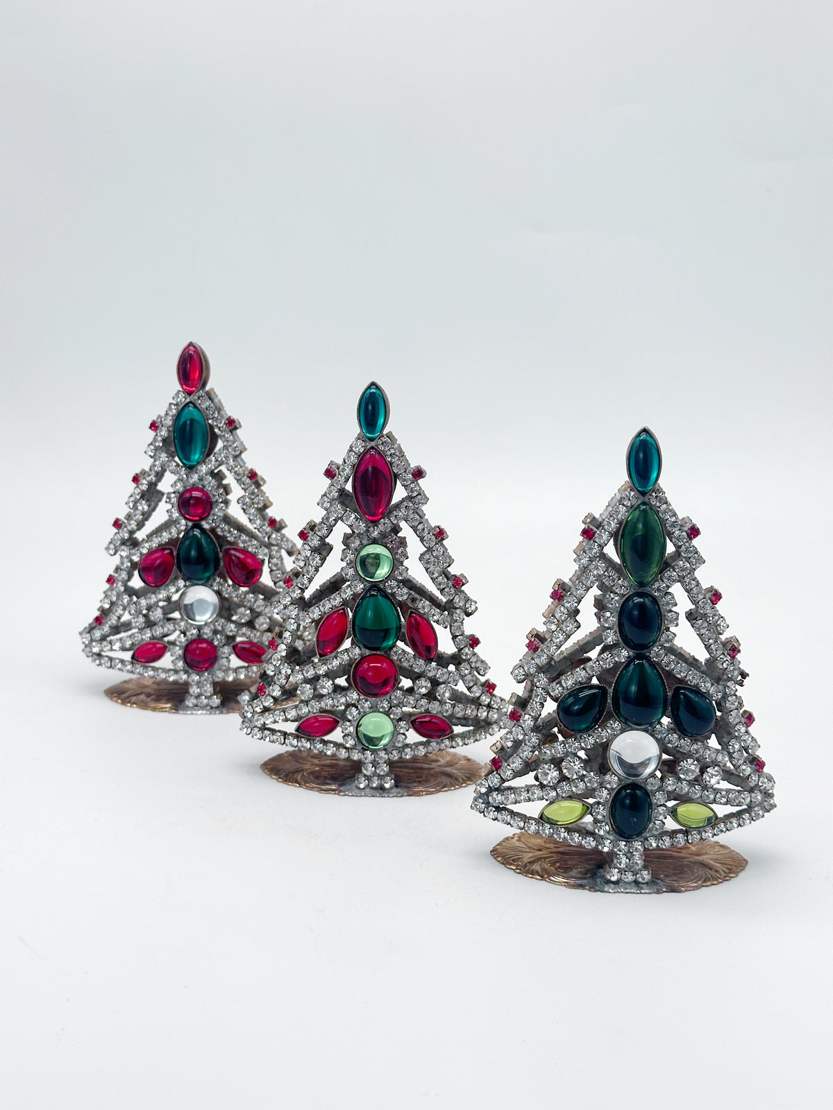 Gablonzer Christbaum mit klaren Glassteinen und bunten Glascabochons