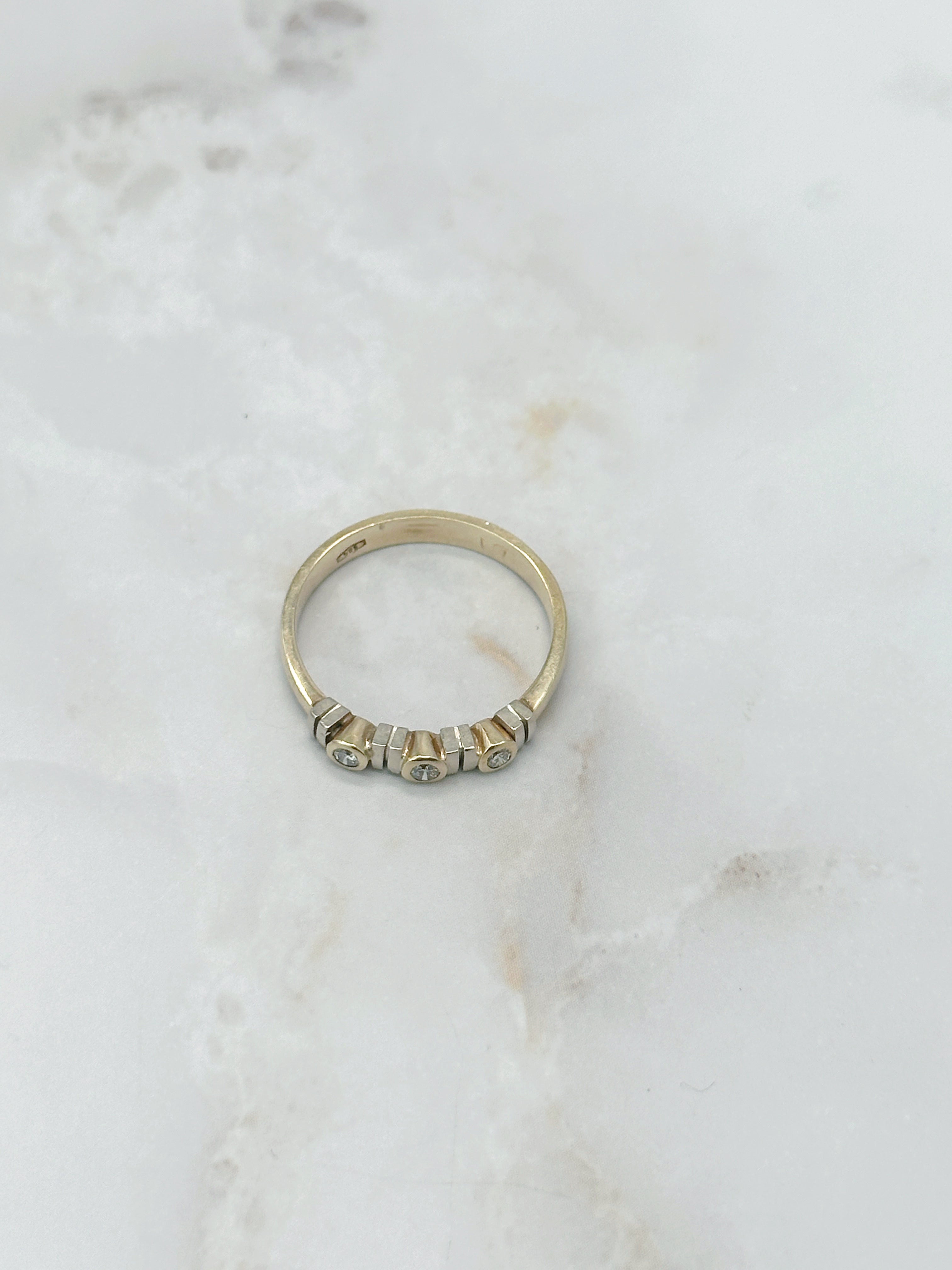 Feiner Ring in 585 Gelbgold mit drei Brillanten
