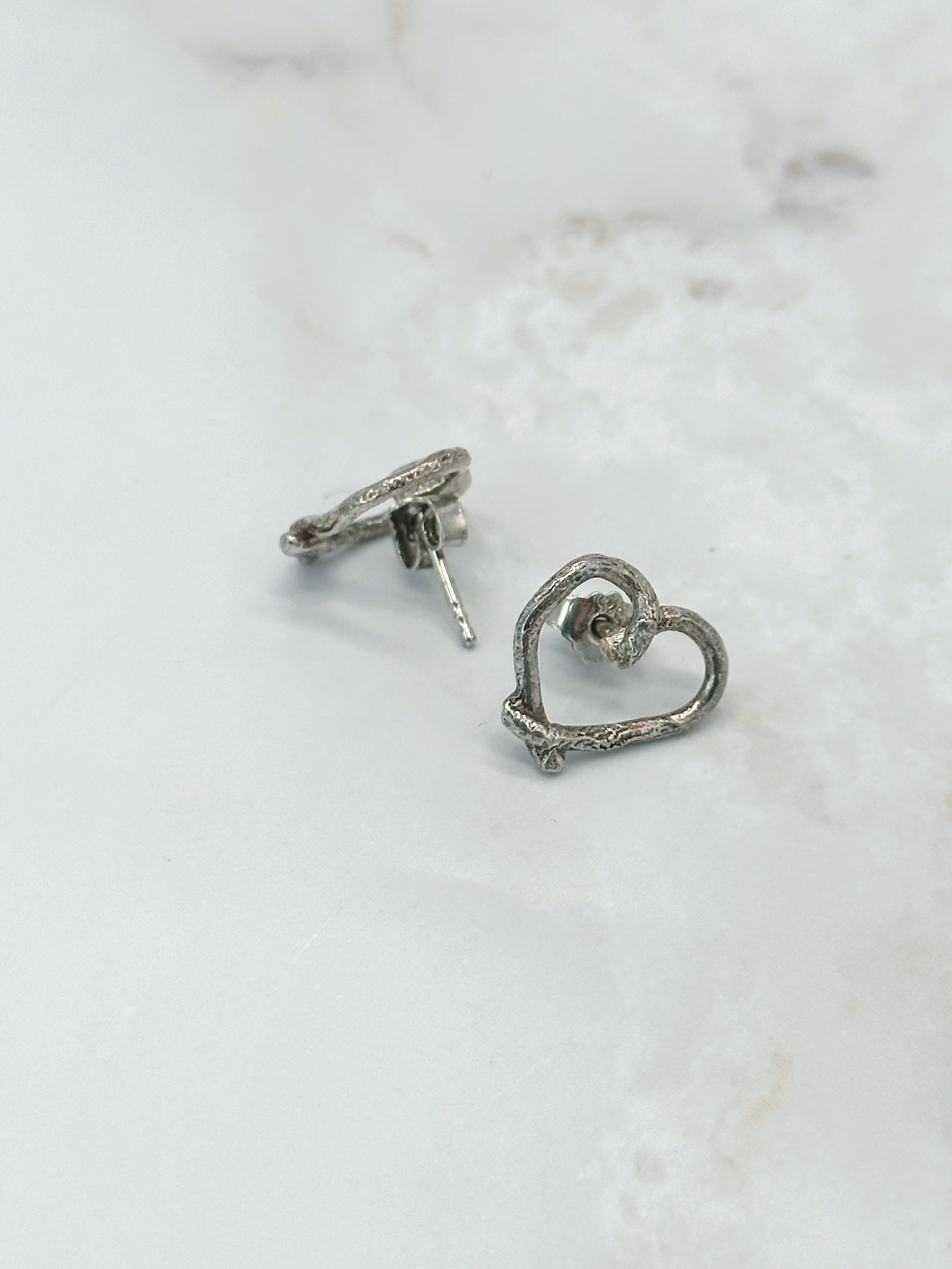 Minimalistische Herz-Ohrstecker aus 925 Sterling Silber