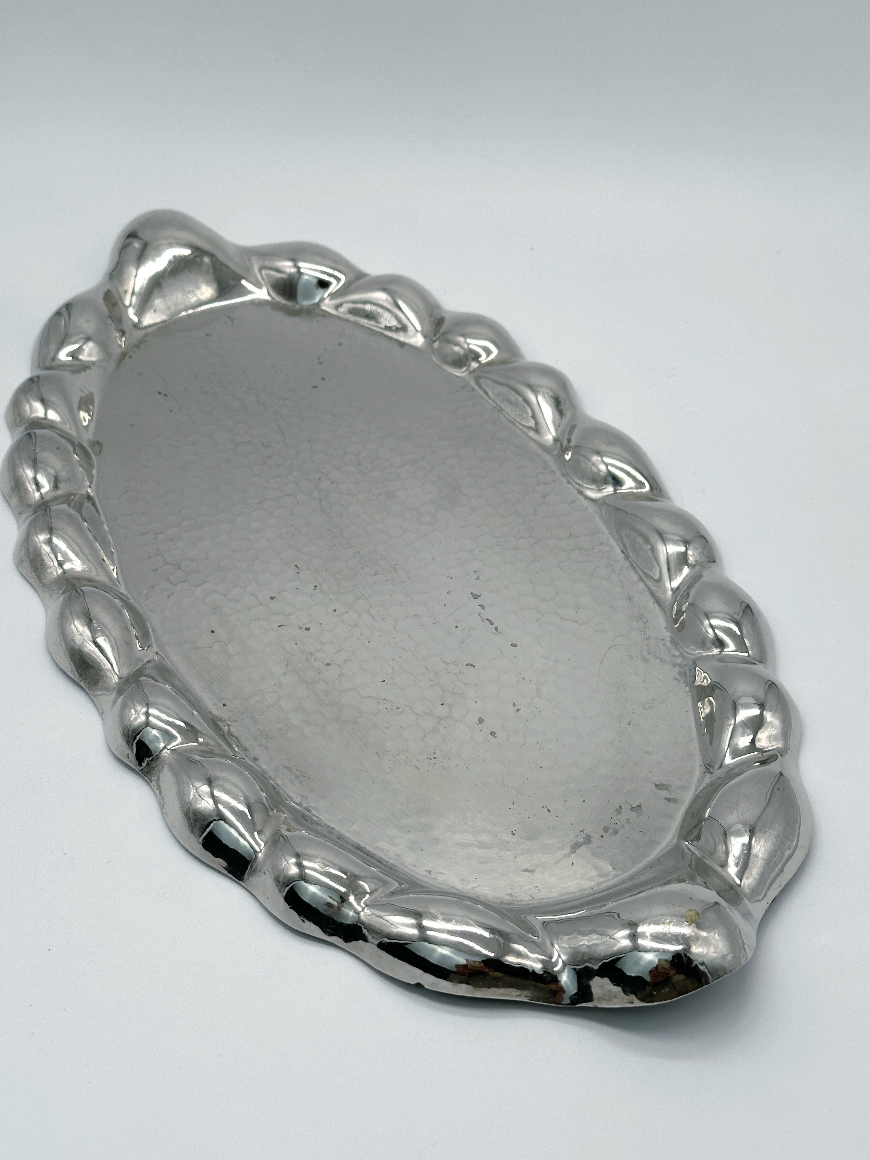 Versilbertes Tablett mit Hammerschlagmotiv