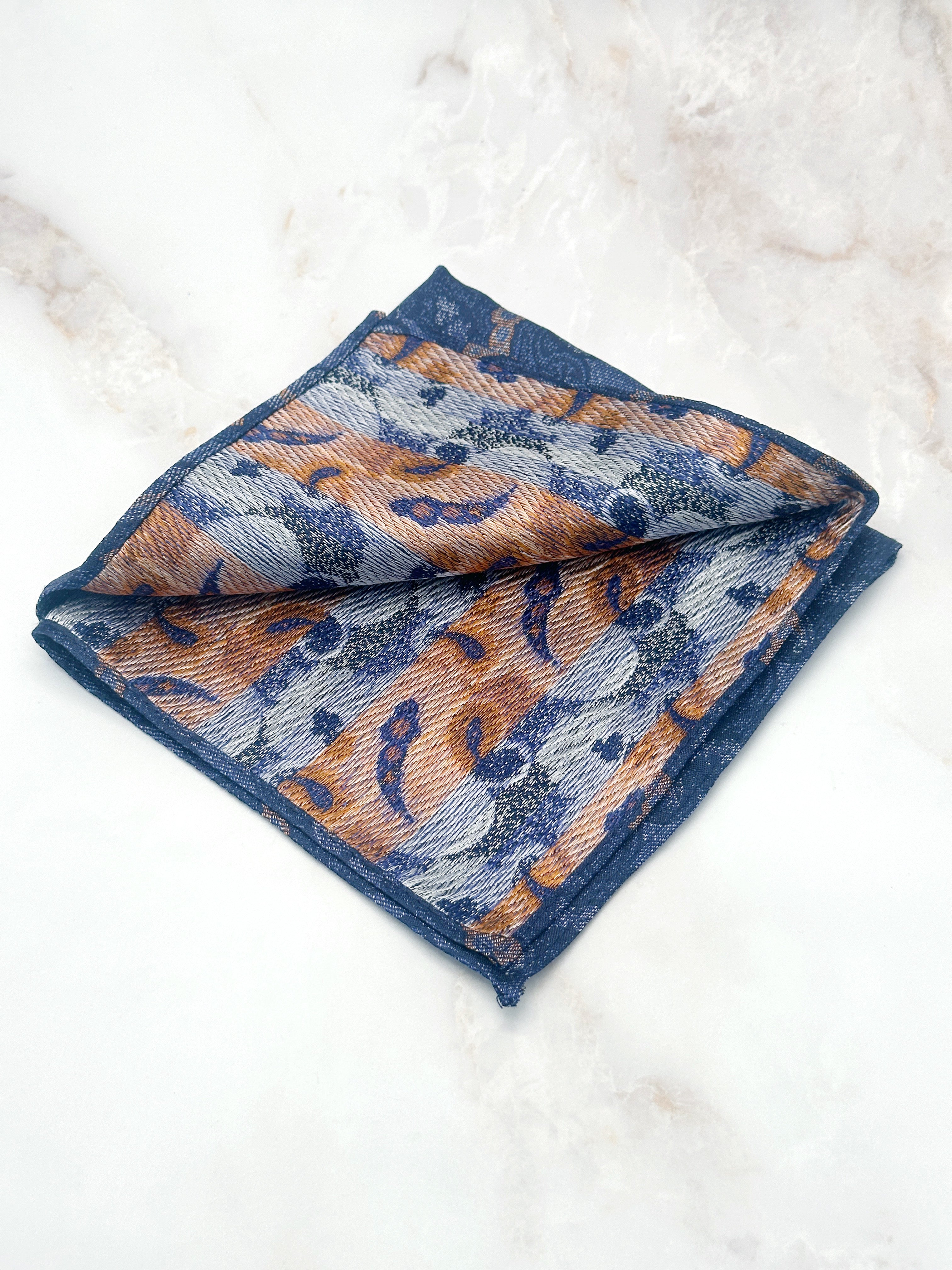 Einstecktuch aus Seide mit großem Paisley-Muster in Dunkelblau und Orange