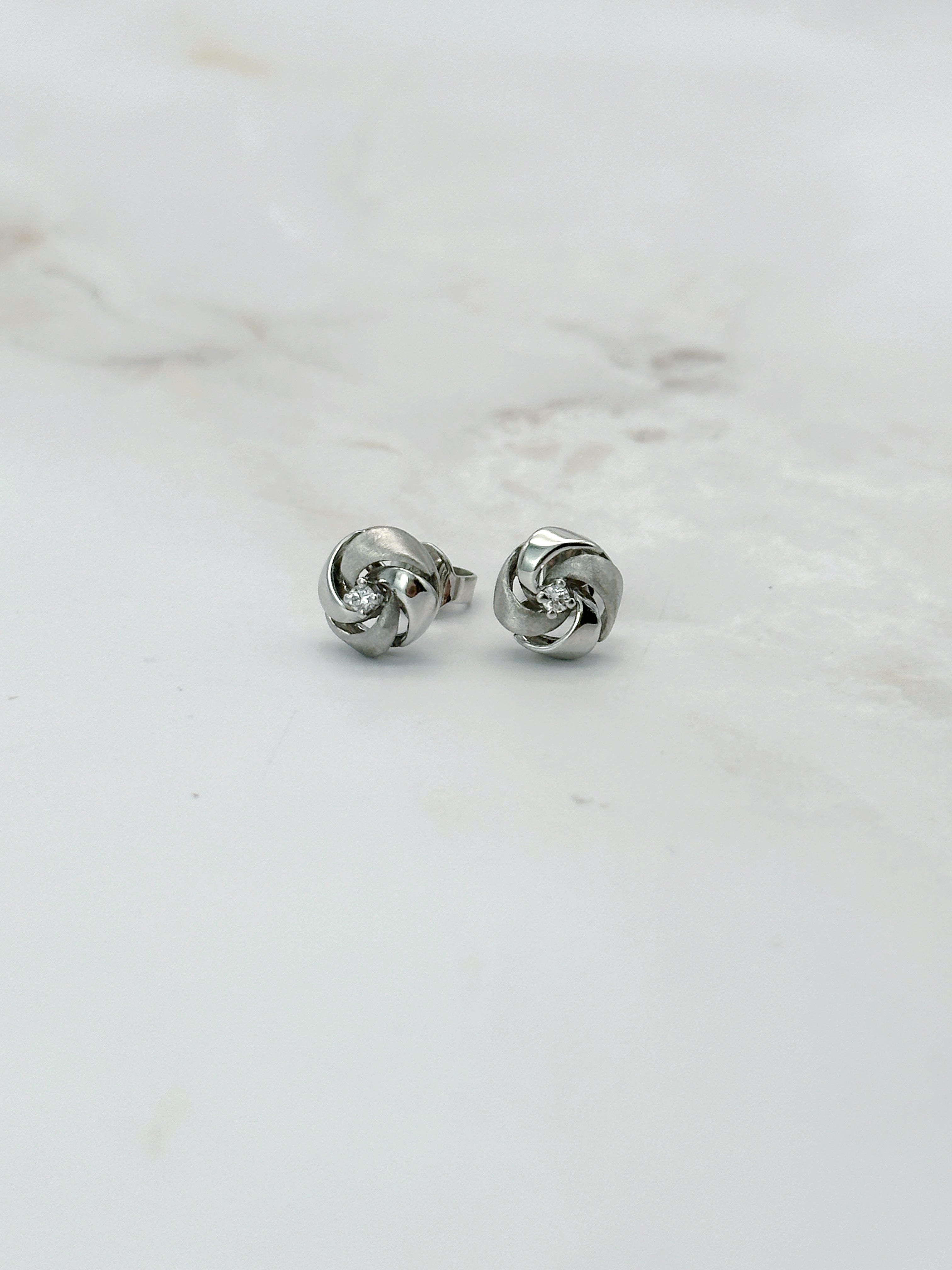 Klassische Ohrstecker in Weißgold & Diamant
