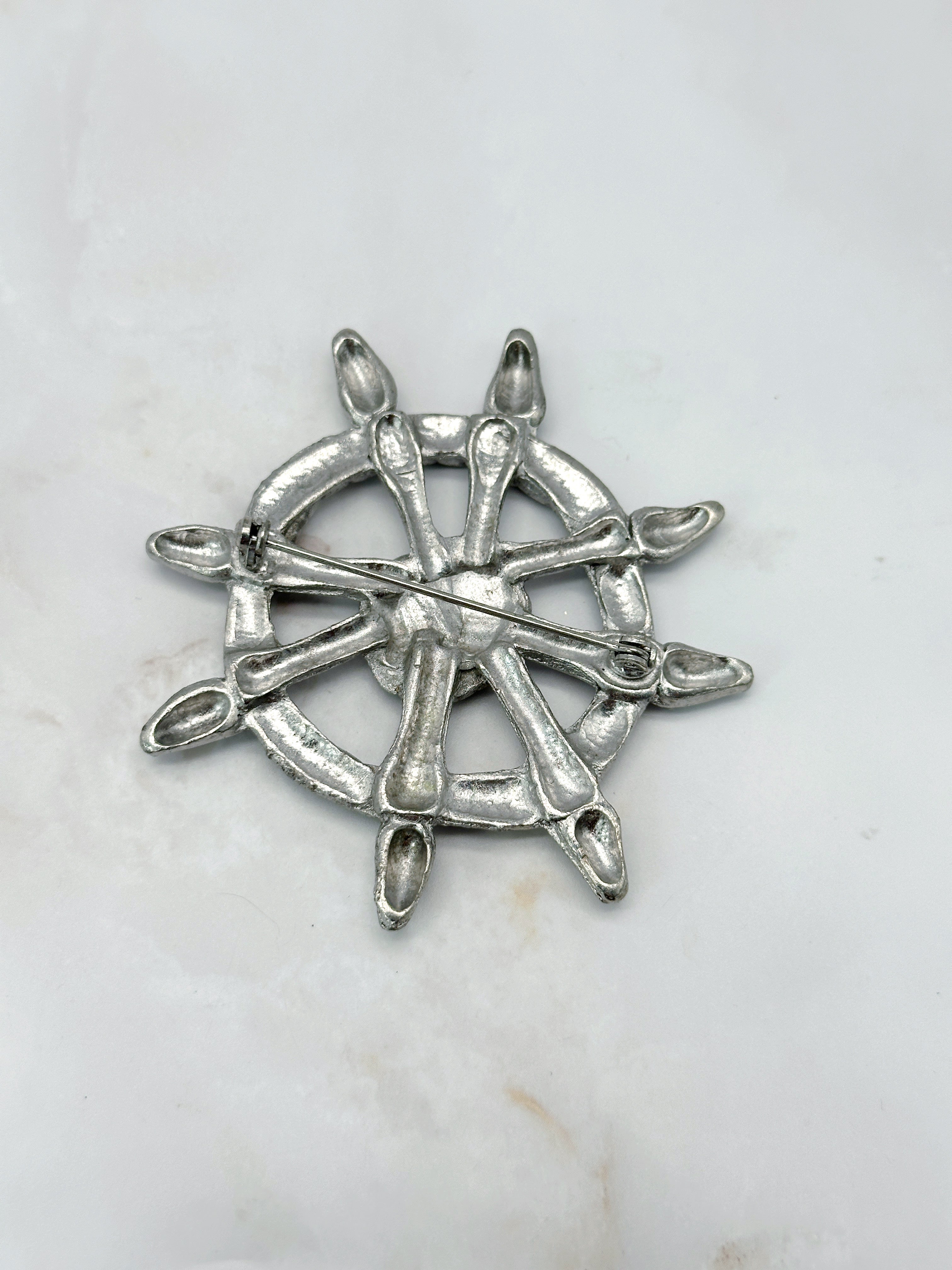 Silberfarbene Vintage Brosche als Steuerrad