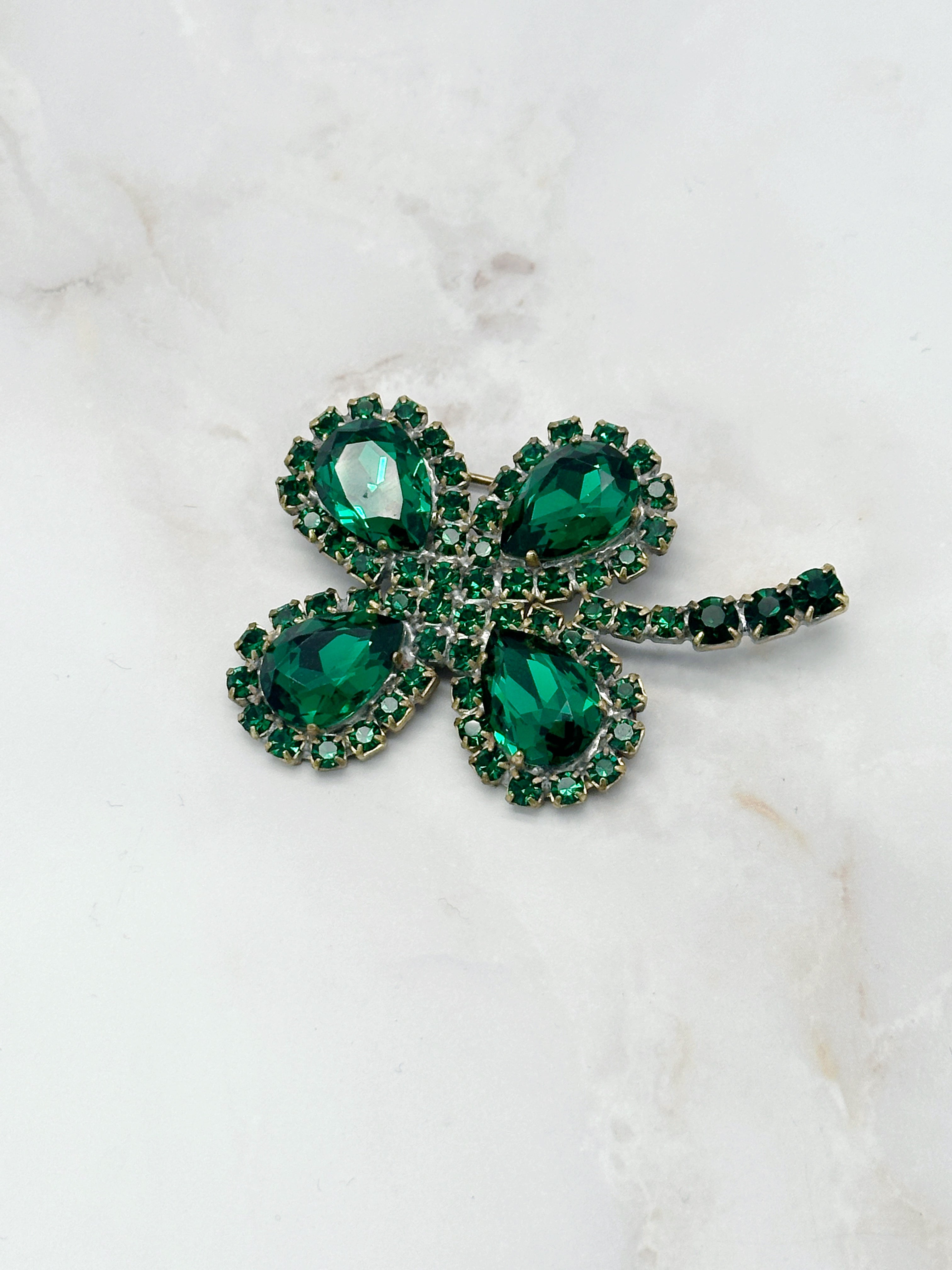 Funkelnde Gablonzer Brosche Glückskleeblatt