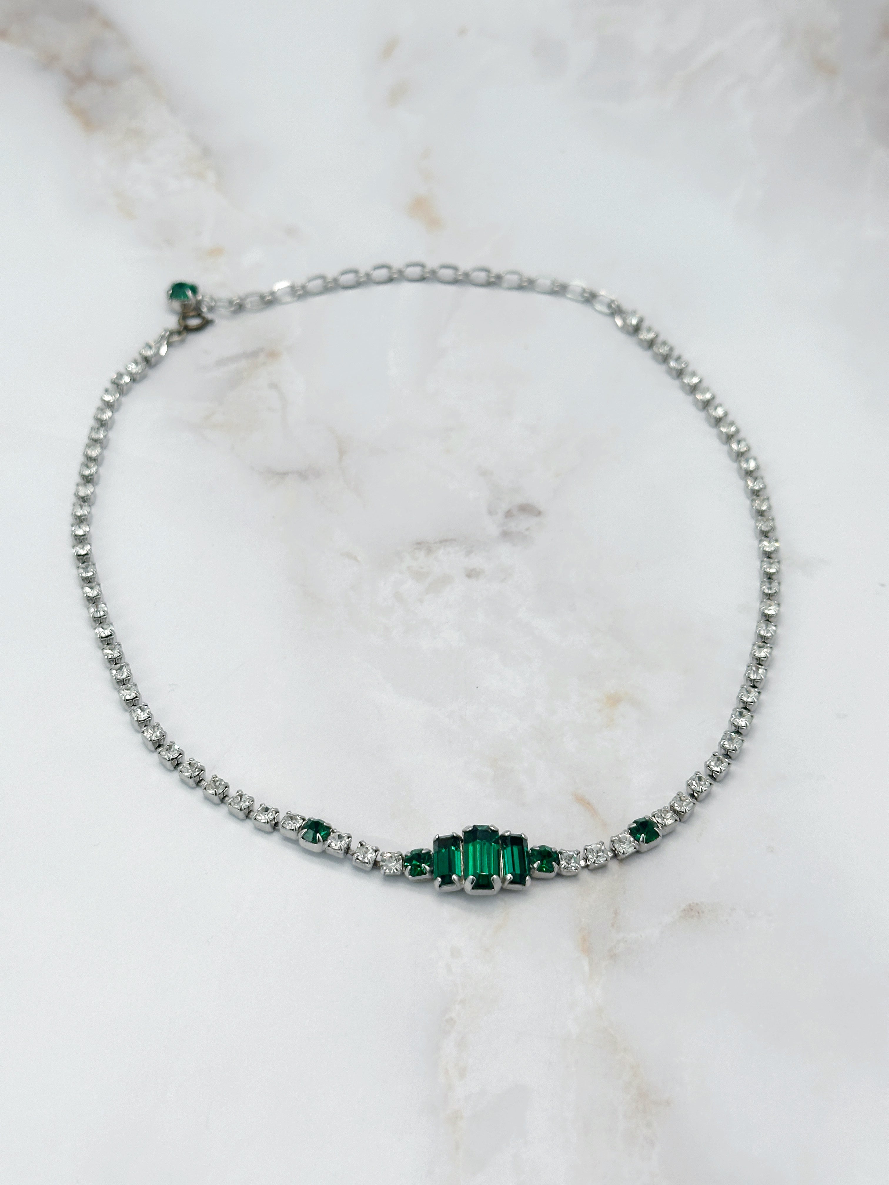 Strass Choker mit dunkelgrünen Mittelsteinen im Smaragdschliff