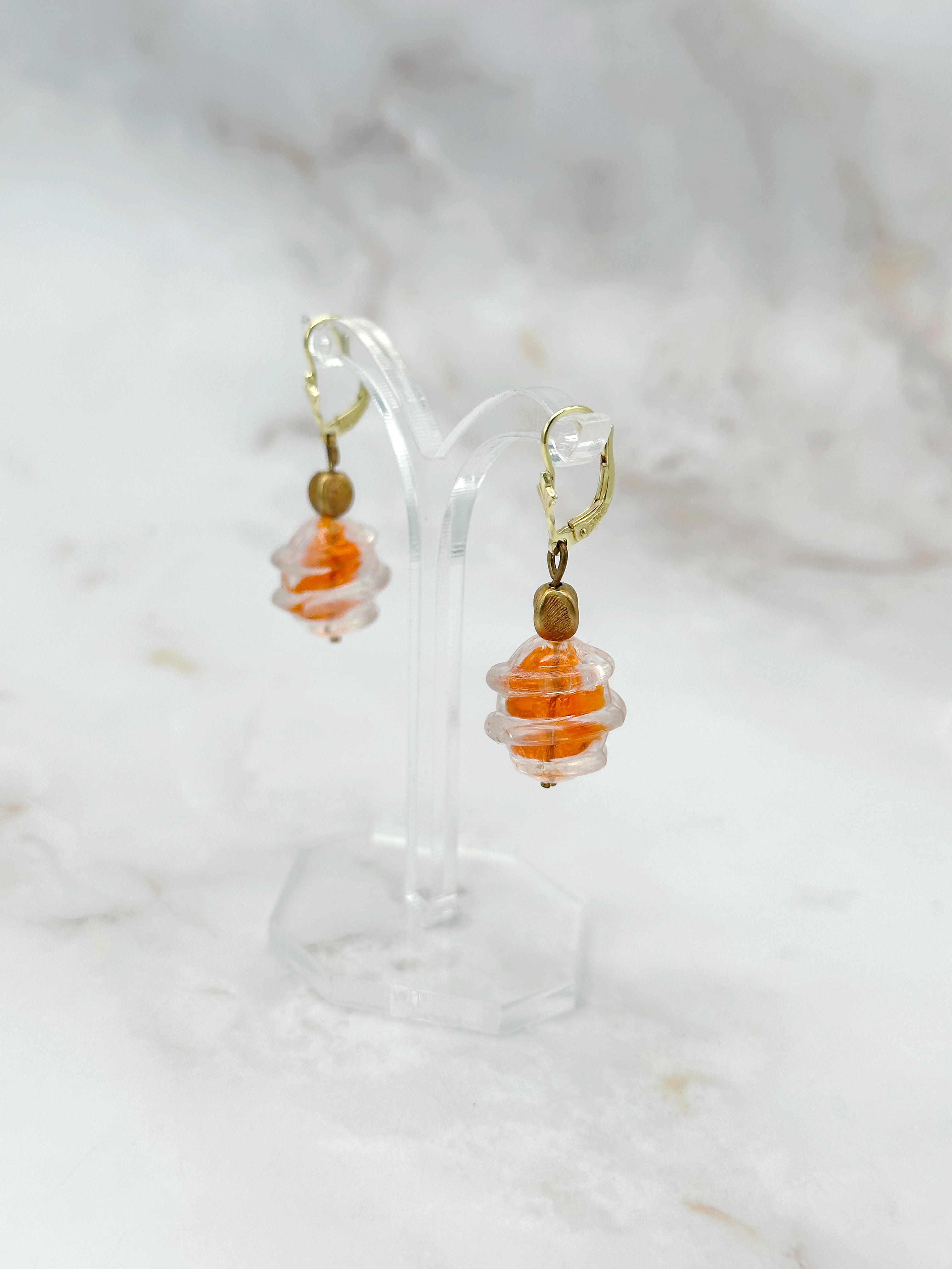 Ohrgehänge mit gedrehten orangefarbenen Elementen