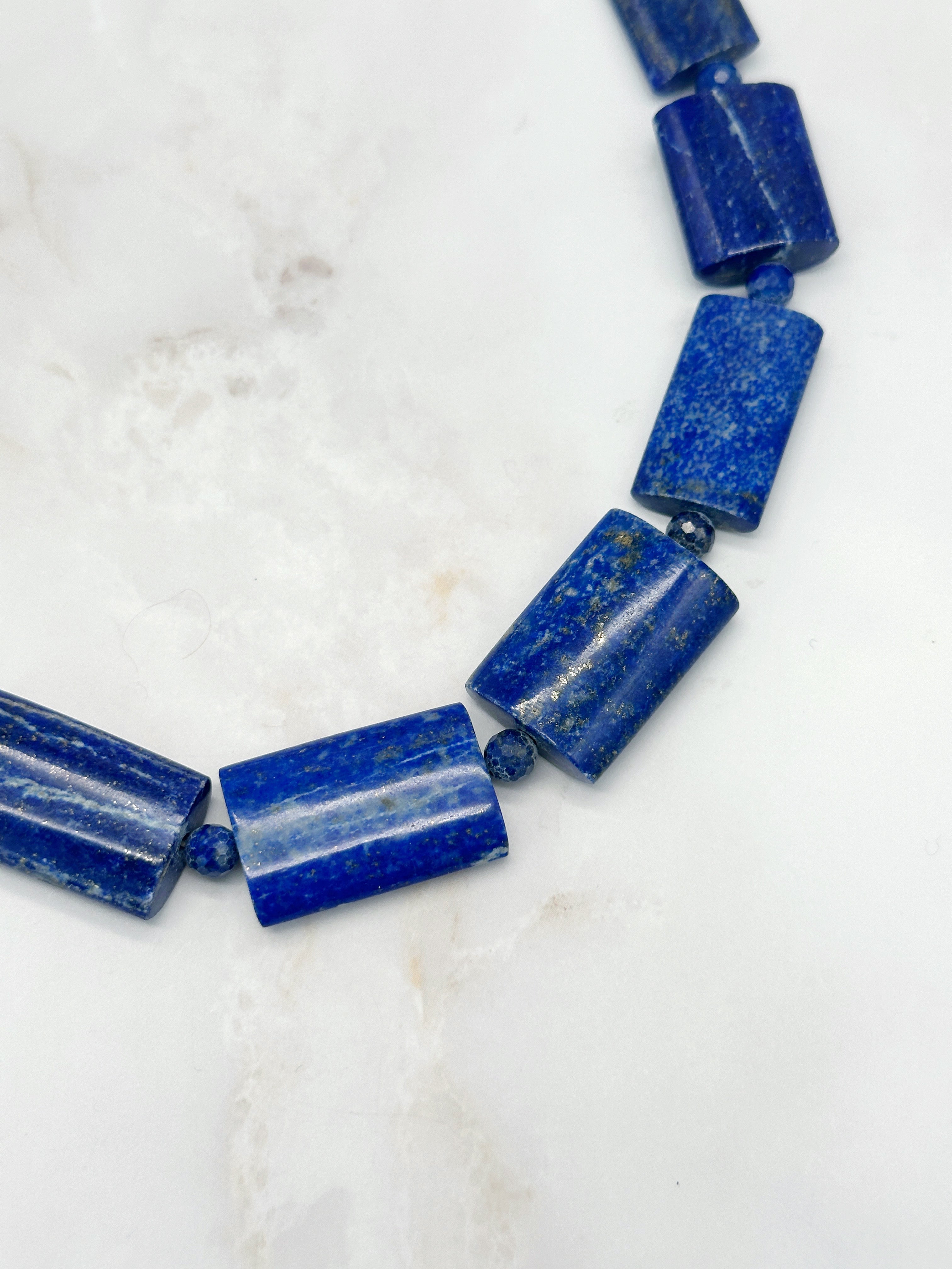 Ausgefallene Halskette mit Lapislazuli-Elementen und Magnetverschluss