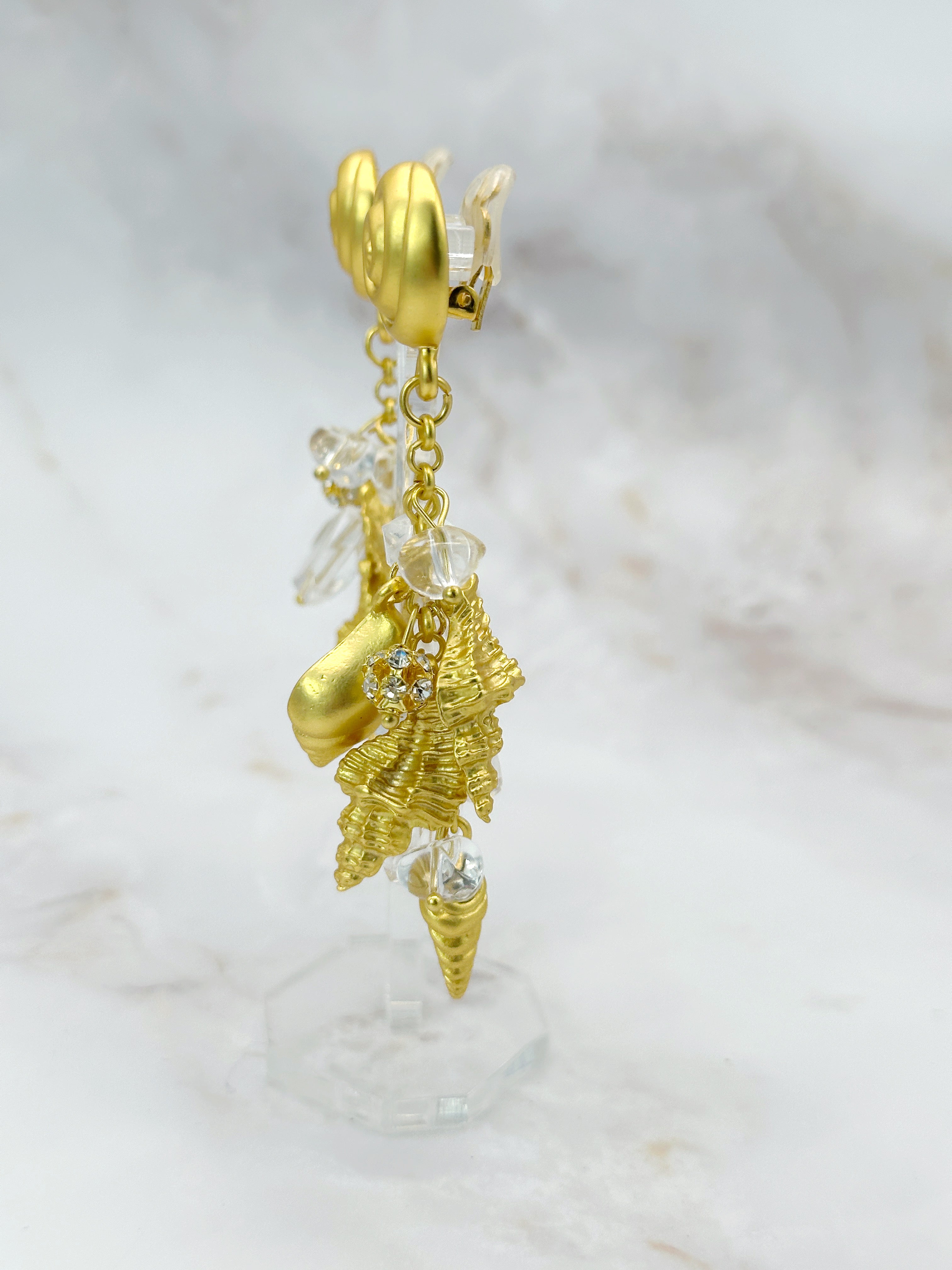 Opulente Statement Ohrclips mit Muscheln, vergoldet